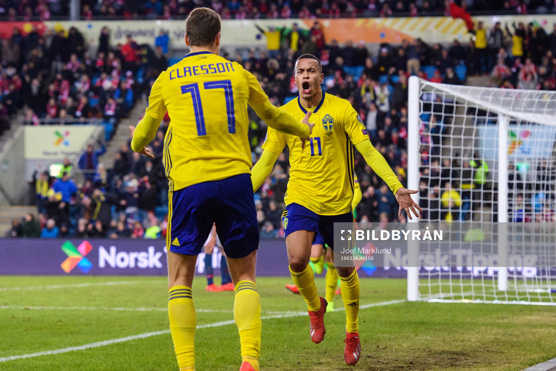 Robin Quaison of Sweden celebrates with Viktor Claesson after his 3-2 goal during the UEFA Euro qualifier football match between Norway and Sweden on March 26, 2019 in Oslo.