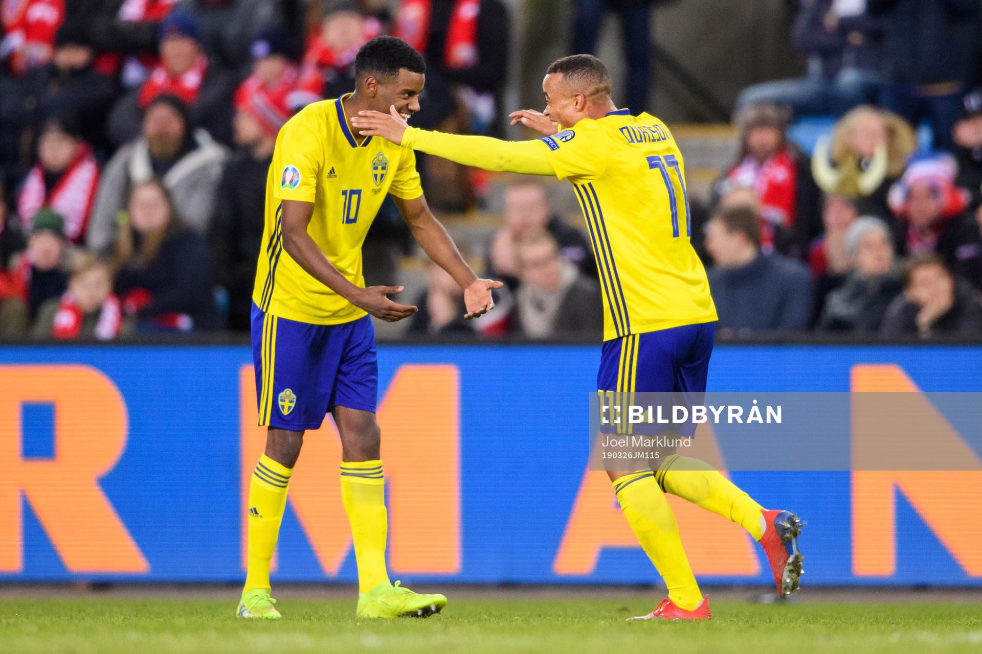 Robin Quaison celebrates with Alexander Isak of Sweden