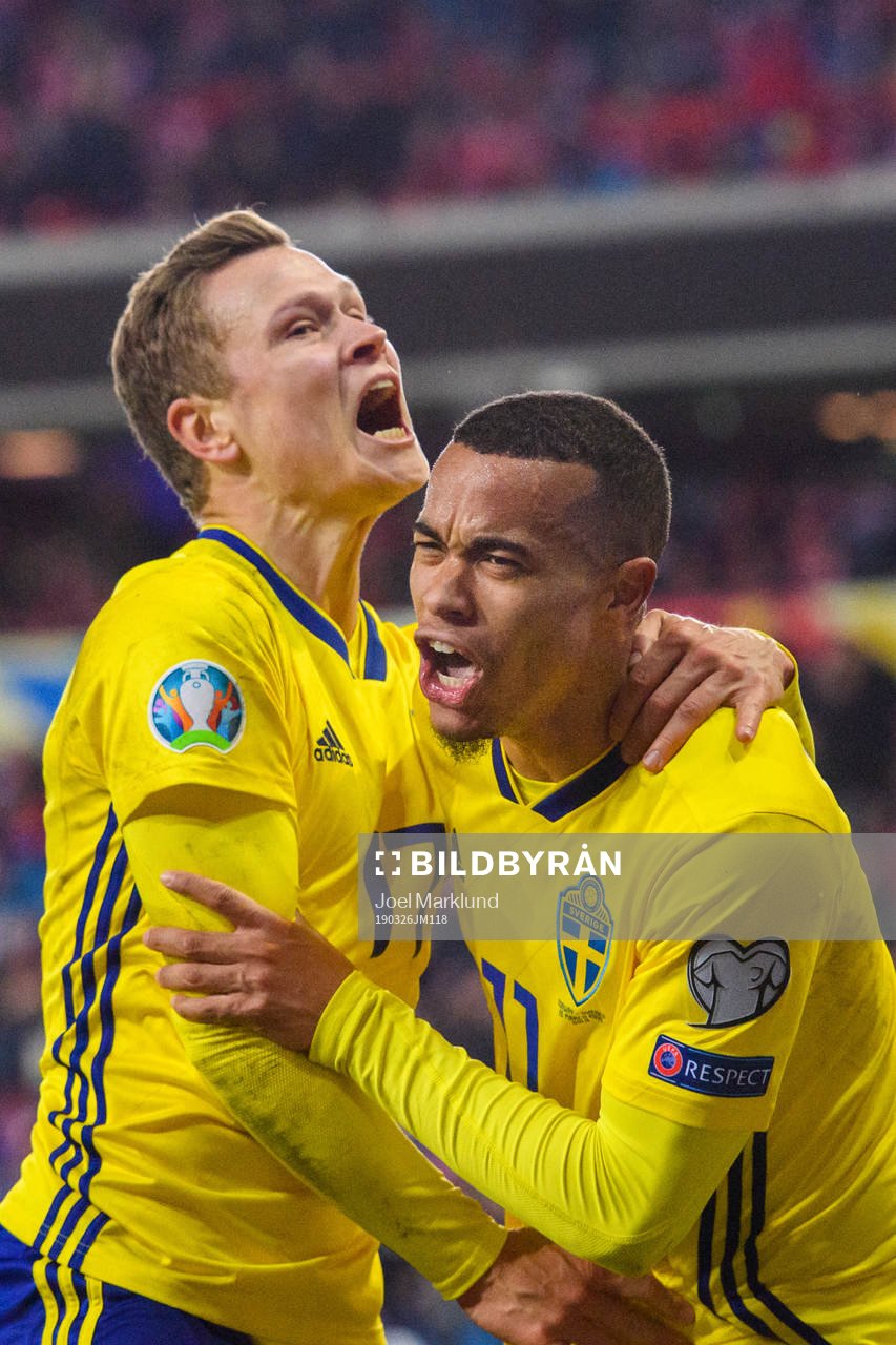 Robin Quaison of Sweden celebrates with Viktor Claesson