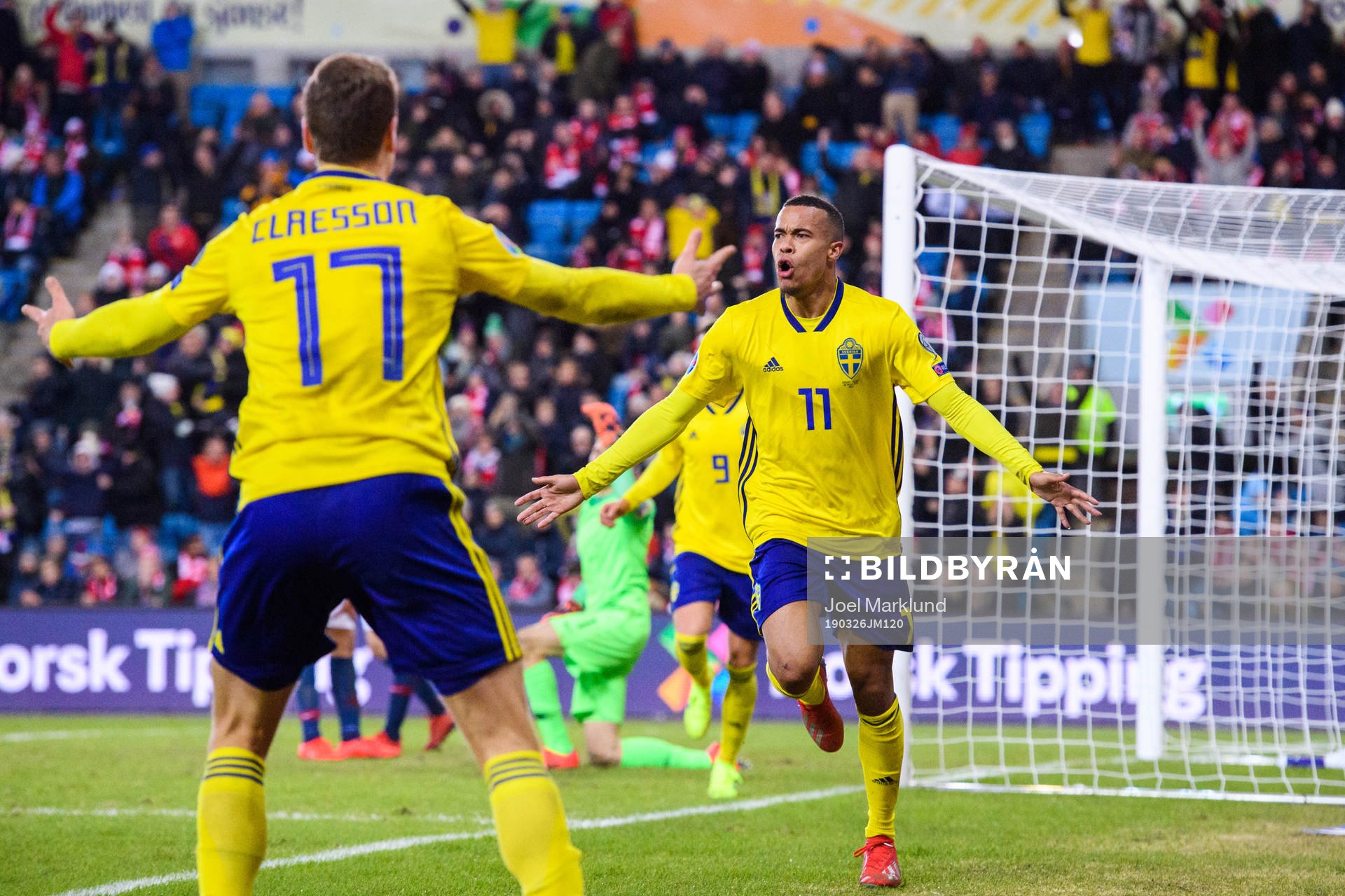 Robin Quaison of Sweden celebrates