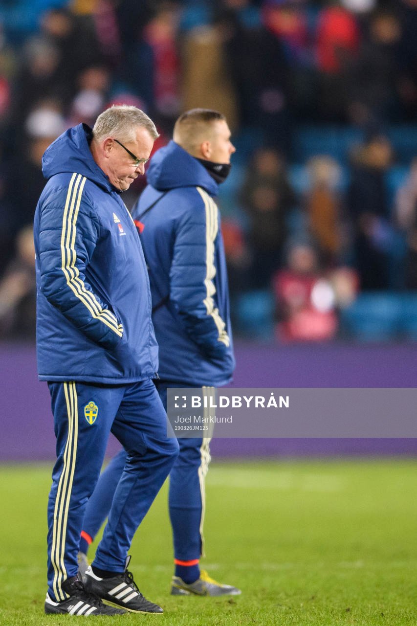 Head coach Janne Andersson of Sweden looks dejected