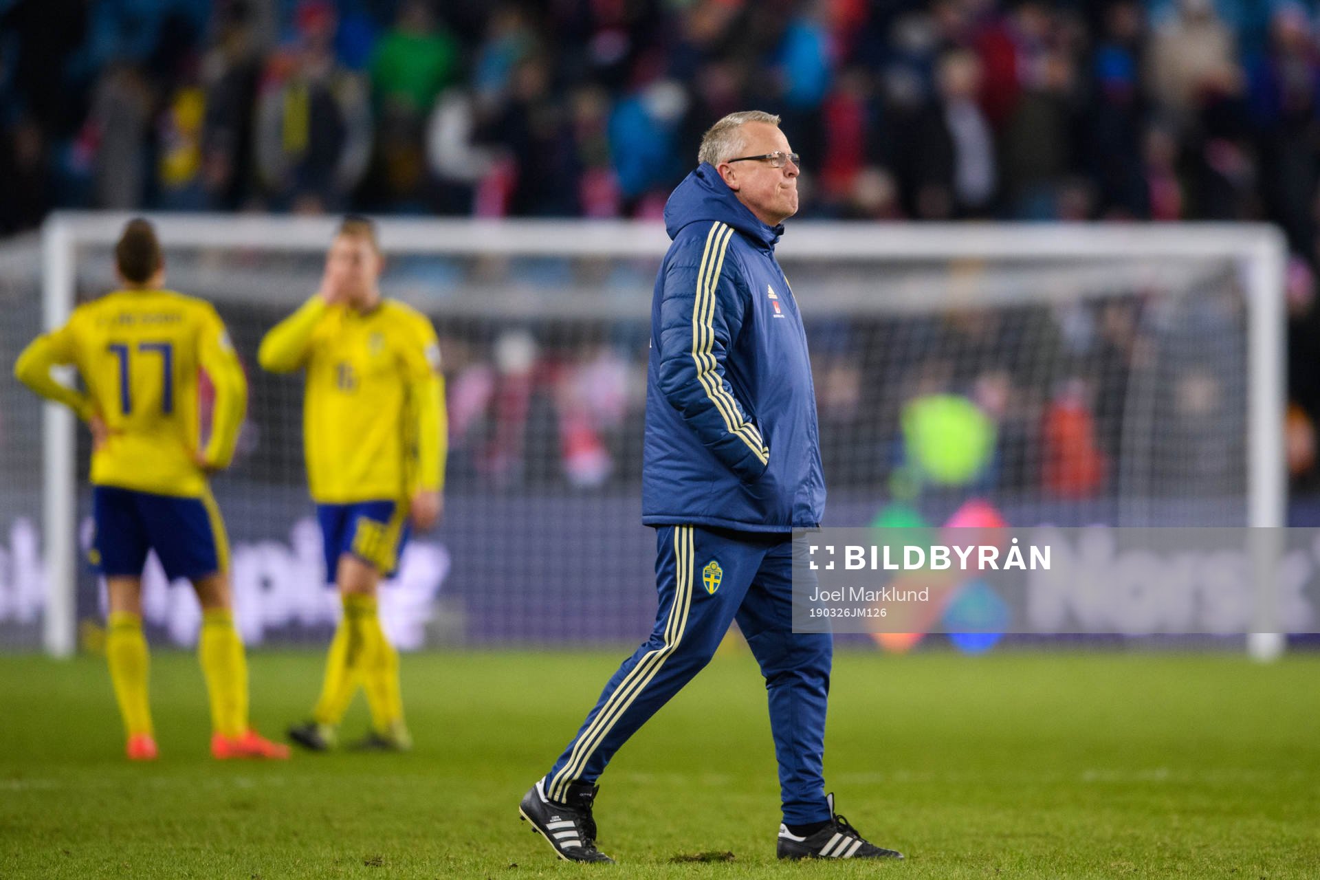 Head coach Janne Andersson of Sweden looks dejected