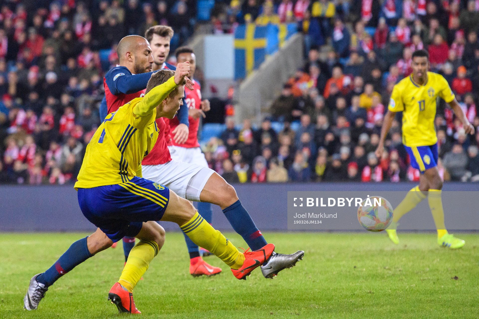 Viktor Claesson of Sweden plays up to Robin Quaison (not
