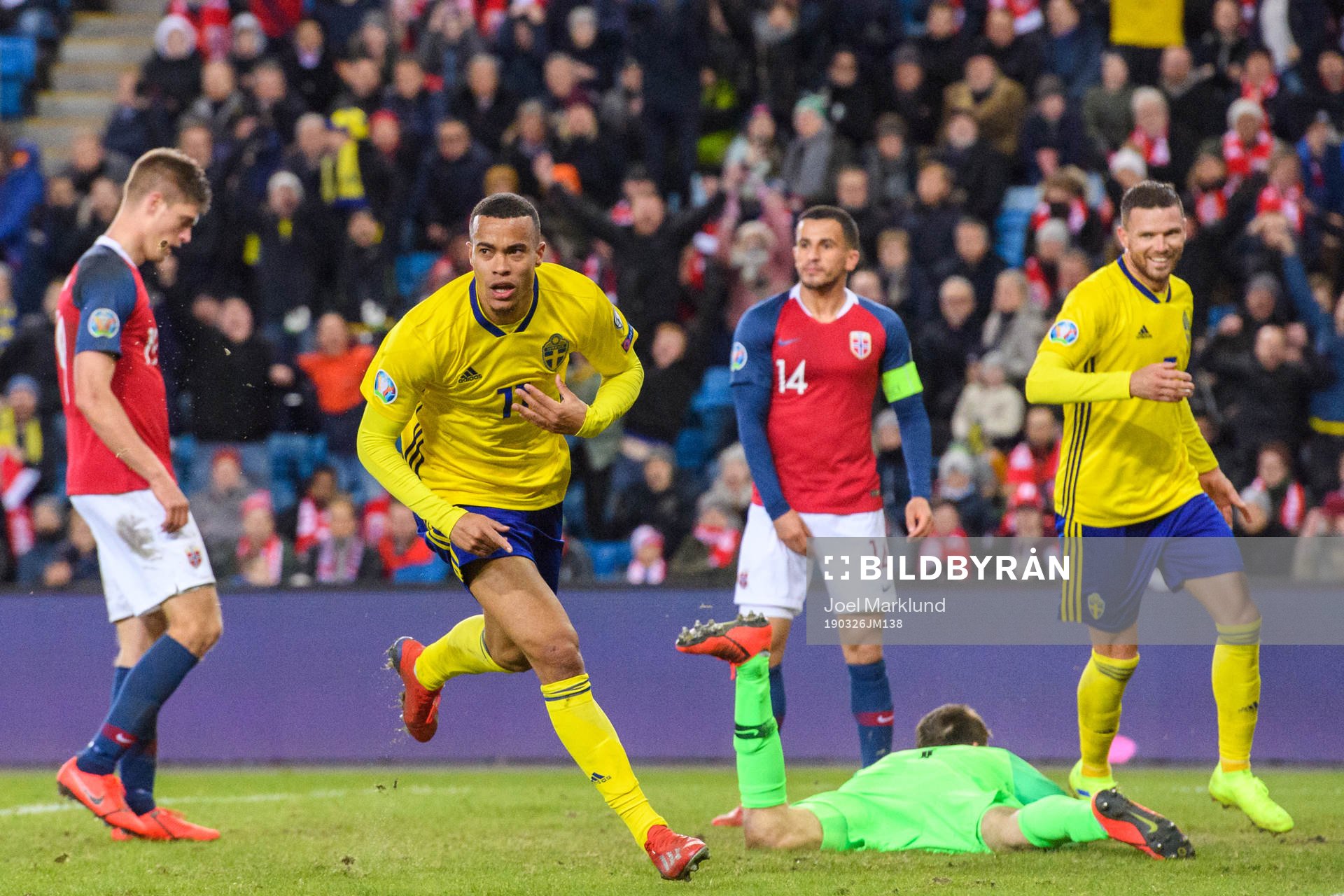 Robin Quaison of Sweden celebrates