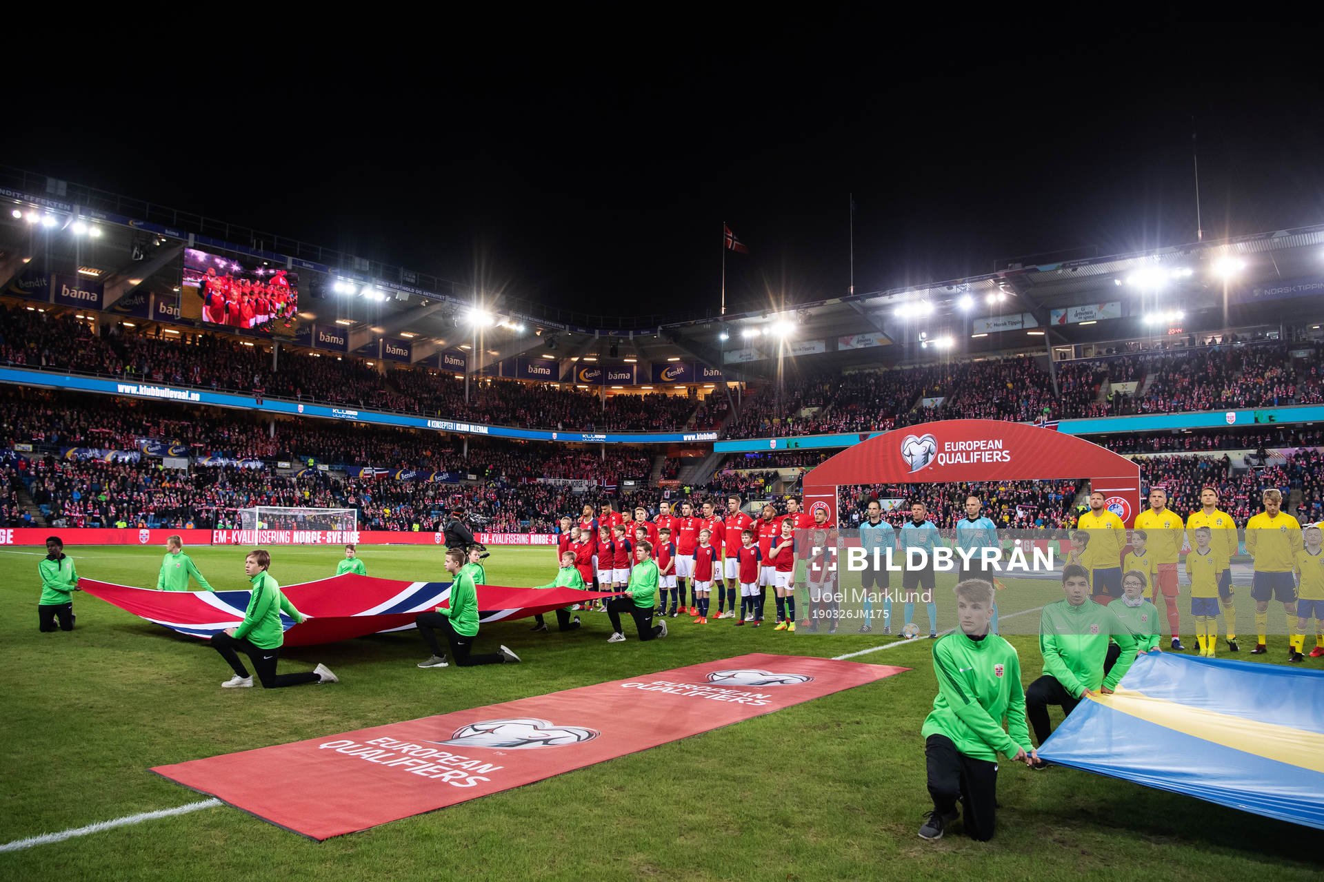 The Norwegian players sing the national anthem