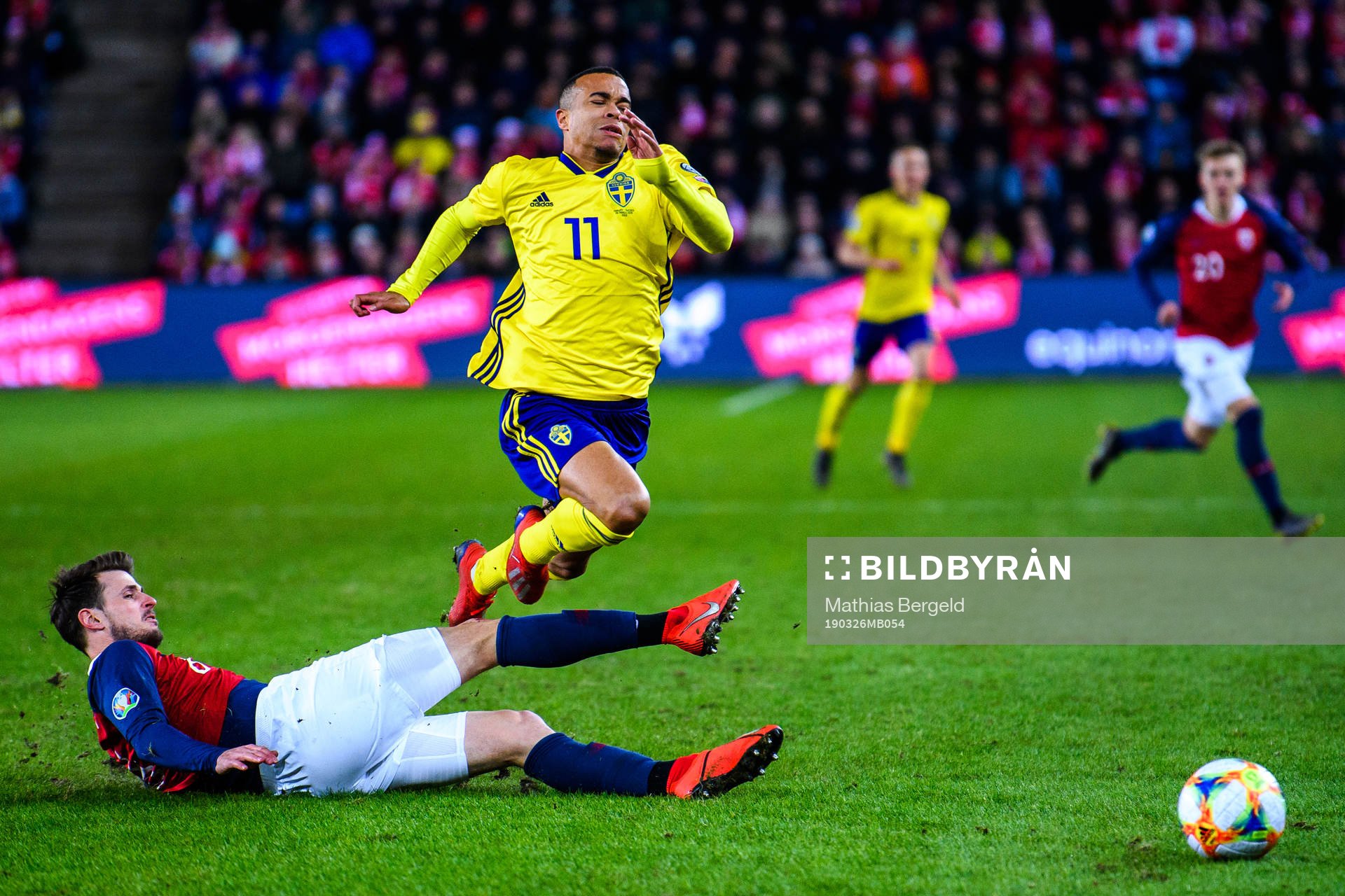 Håvard Nordtveit of Norway and Robin Quaison of Sweden