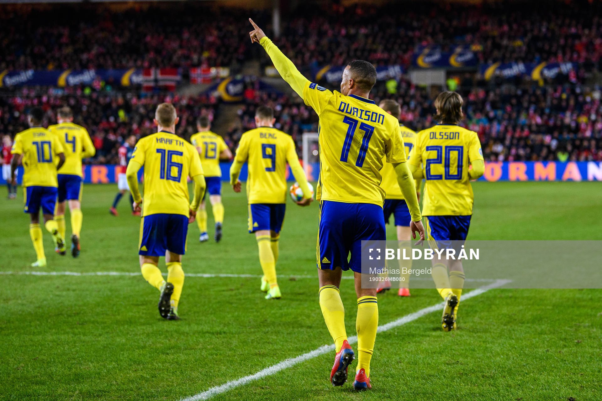 Robin Quaison of Sweden celebrates the 2-2 goal