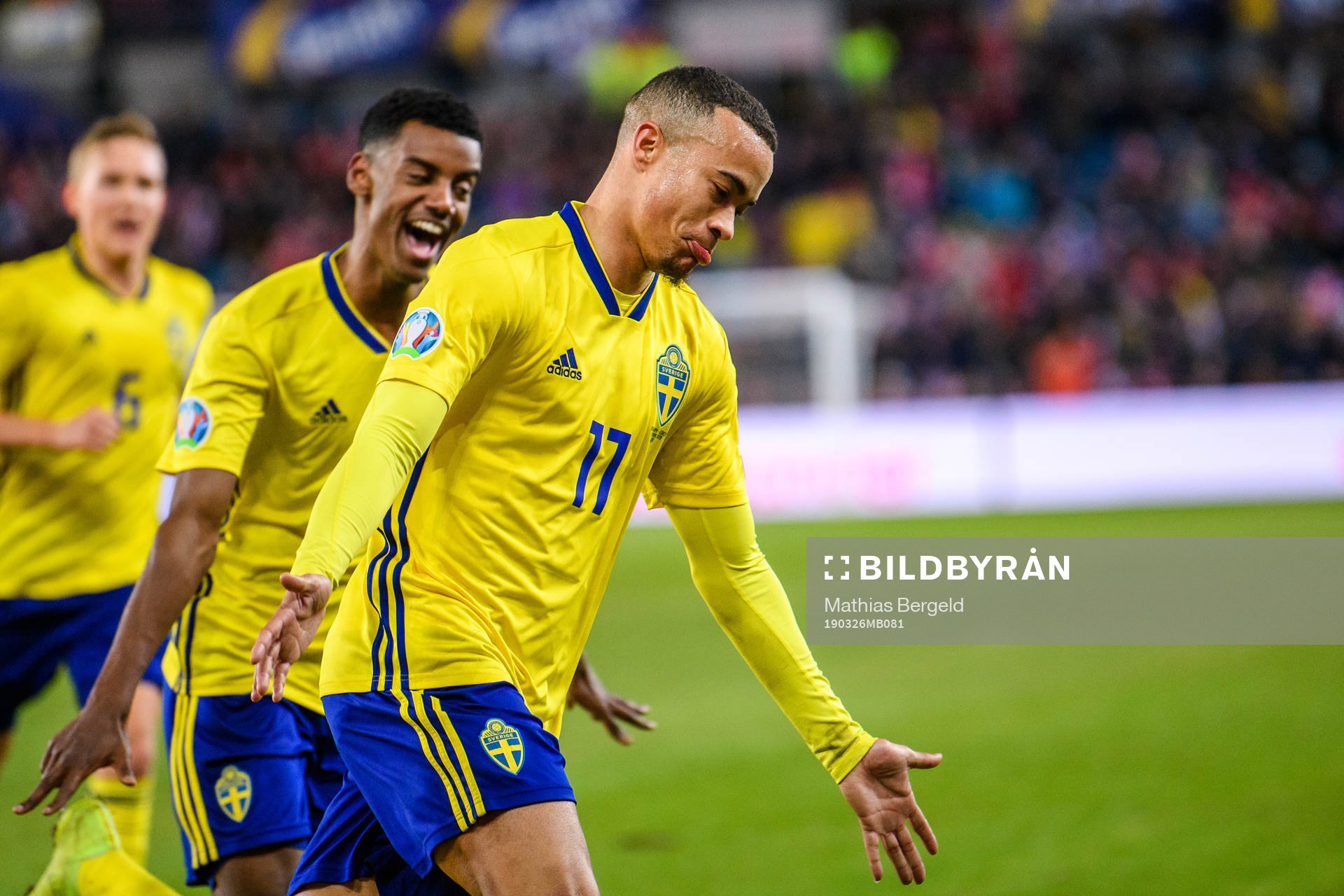 Robin Quaison of Sweden celebrates the 2-2 goal