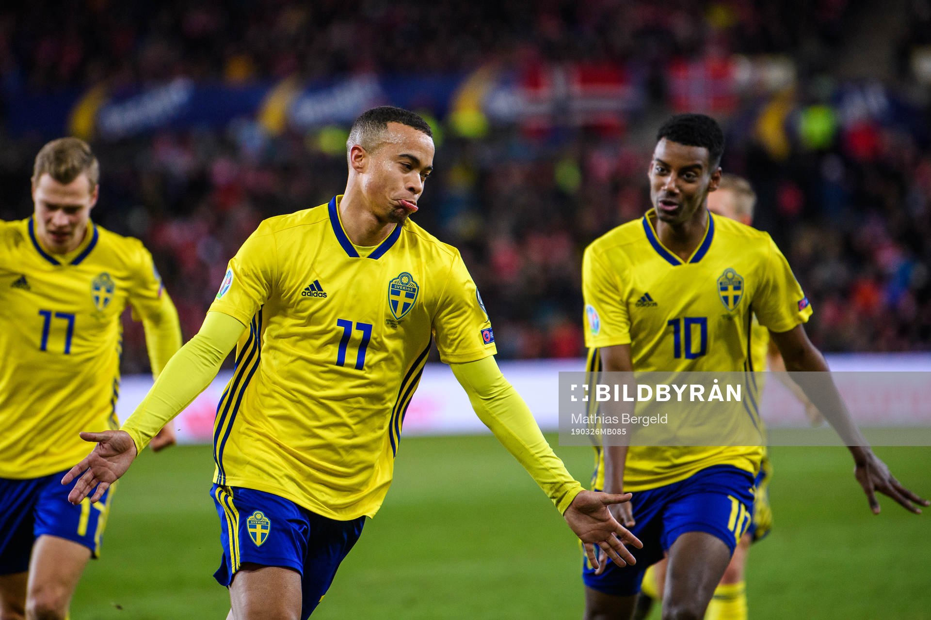 Robin Quaison of Sweden celebrates the 2-2 goal with Viktor