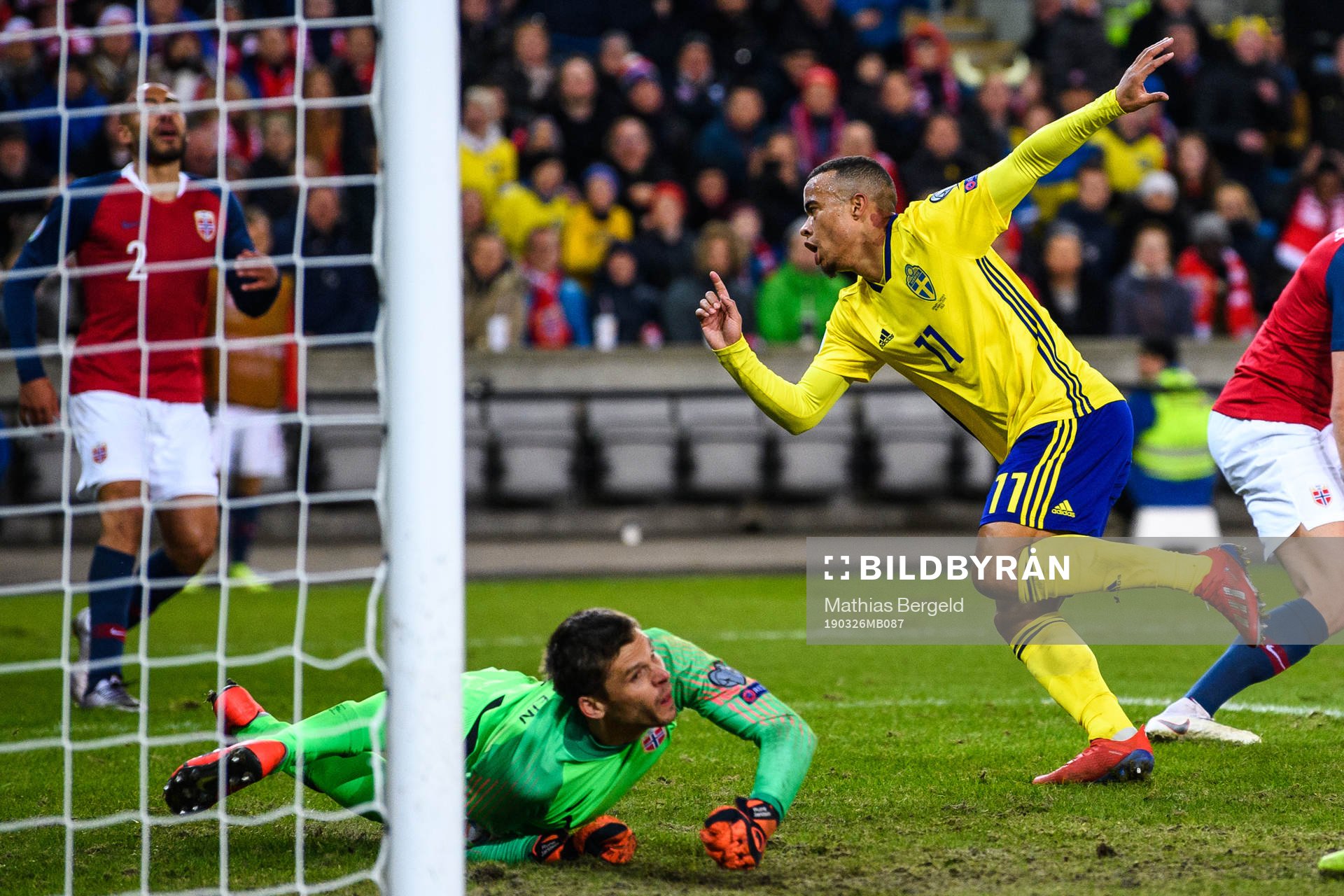 Robin Quaison of Sweden scores the 2-3 goal behind