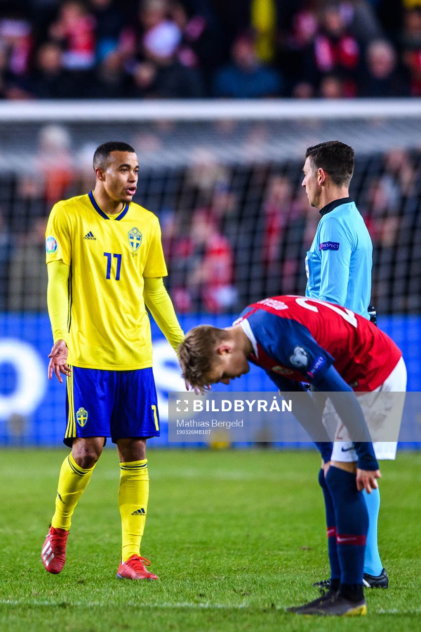 Robin Quaison of Sweden and Martin Ødegaard of Norway