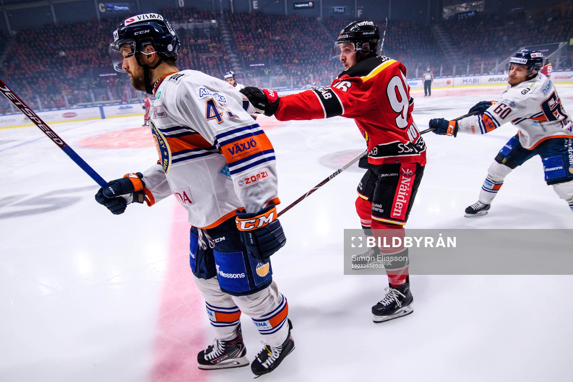 Växjös Nichlas Hardt och Erik Josefsson i en kamp mot