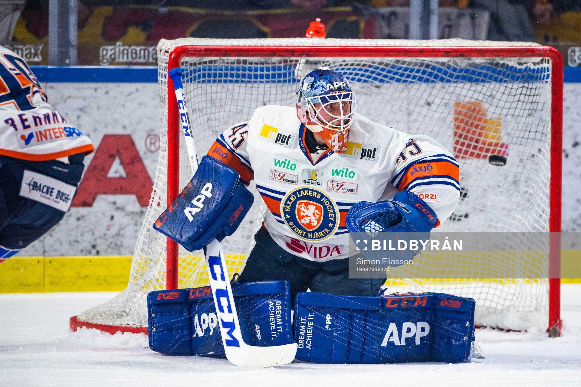 Luleås Isac Lundeström (ej i bild) gör 2-0 på Växjös