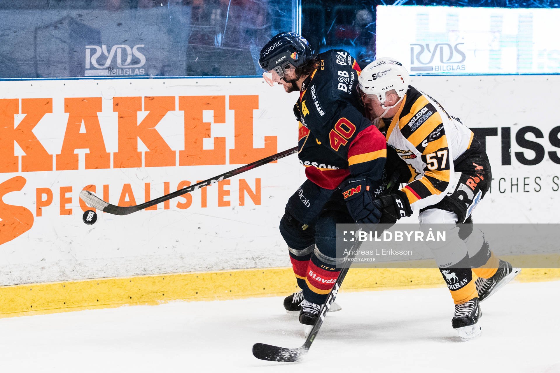 Djurgårdens Jacob Josefson i kamp om pucken med