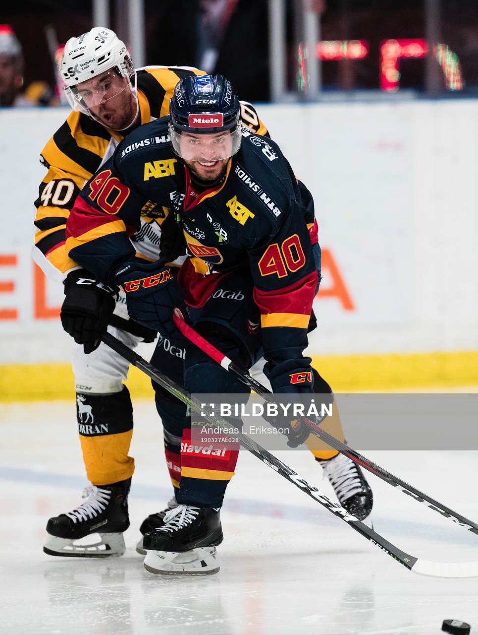 Skellefteås Bud Holloway i kamp om pucken med Djurgårdens