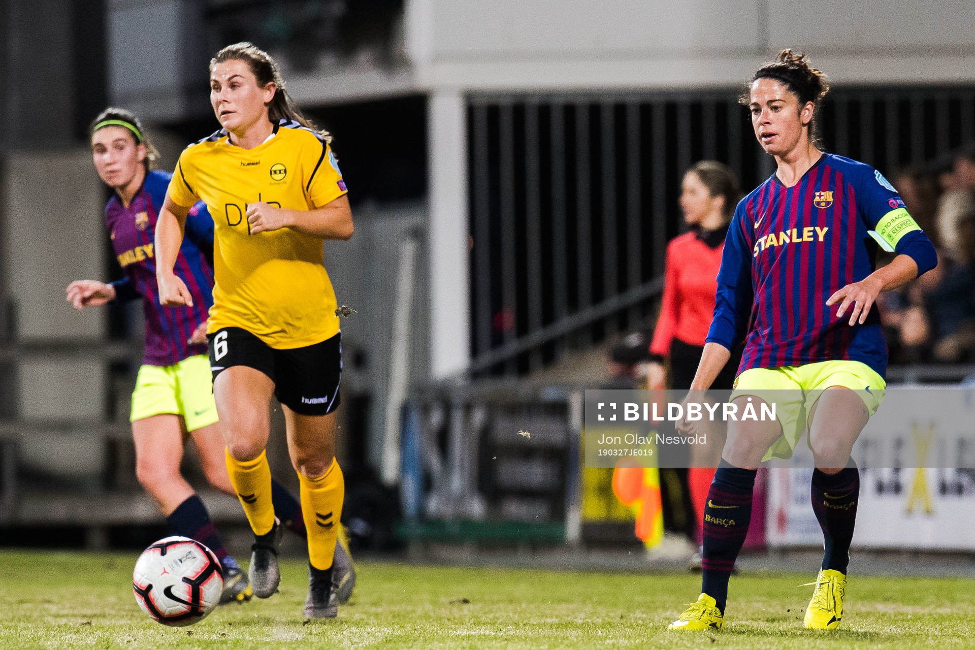 Emilie Bosshard Haavi of LSK Kvinner and Marta of Barcelona