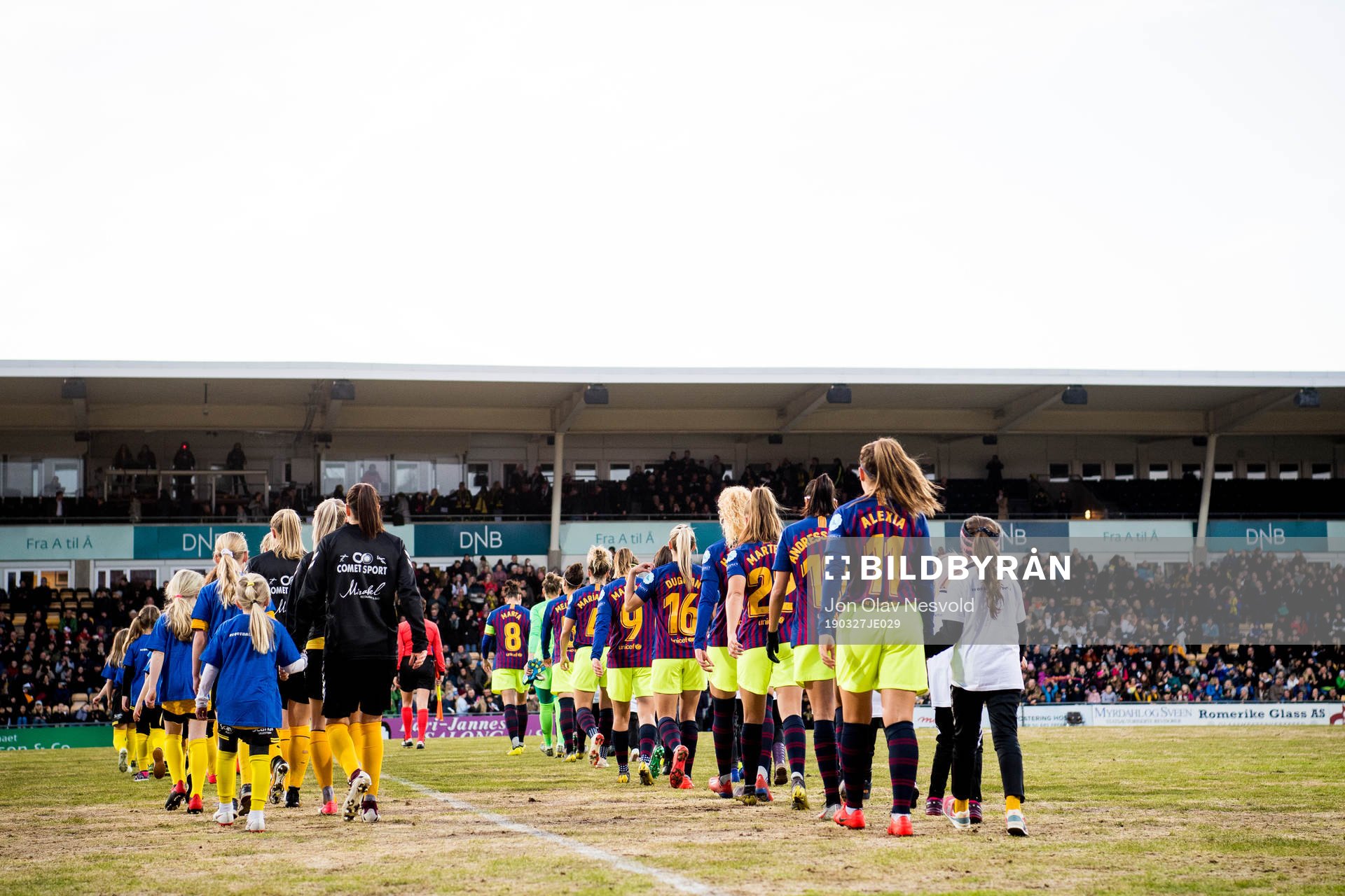 The players enter the pitch