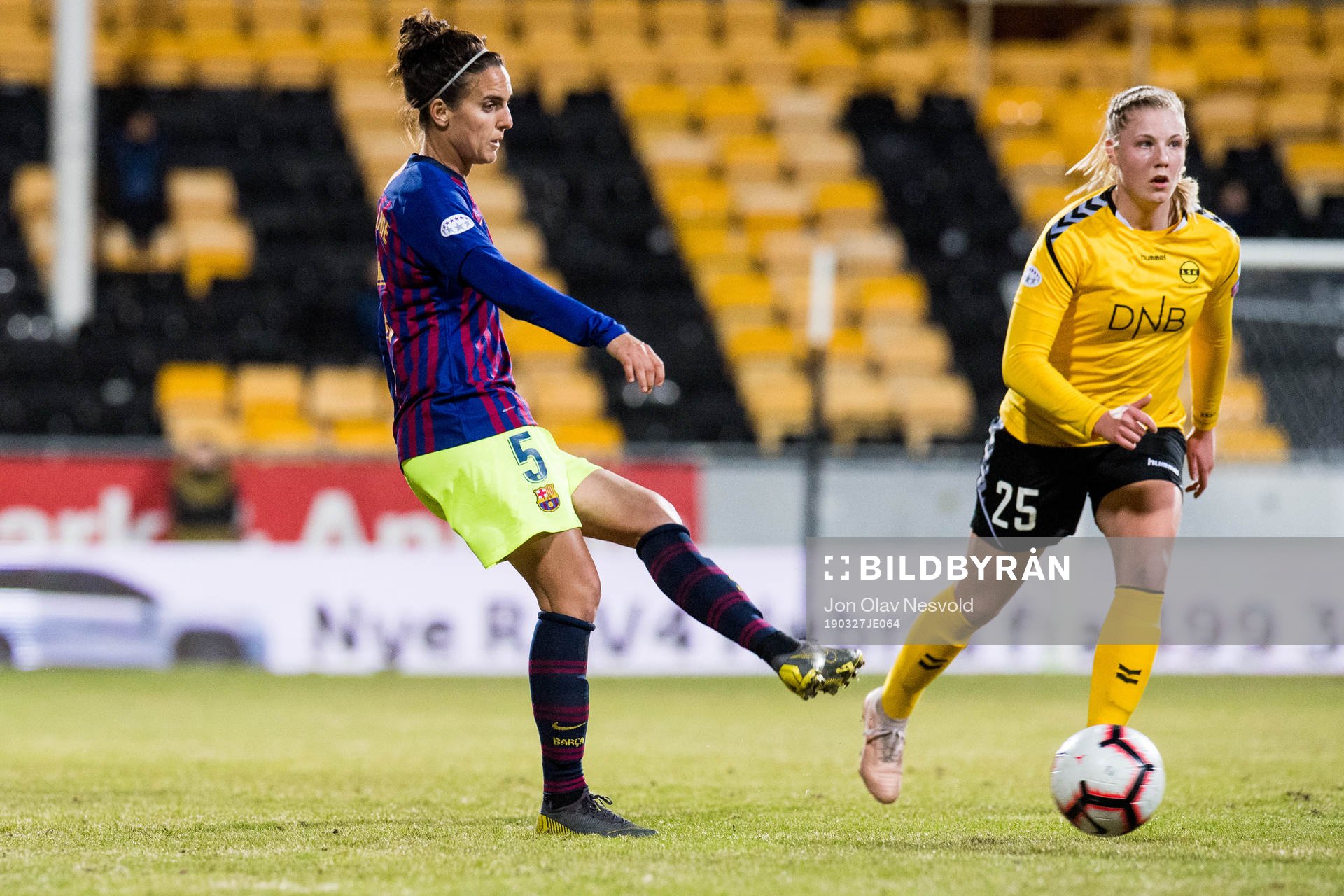 Melanie Pérez of Barcelona and Sophie Roman Haug of LSK