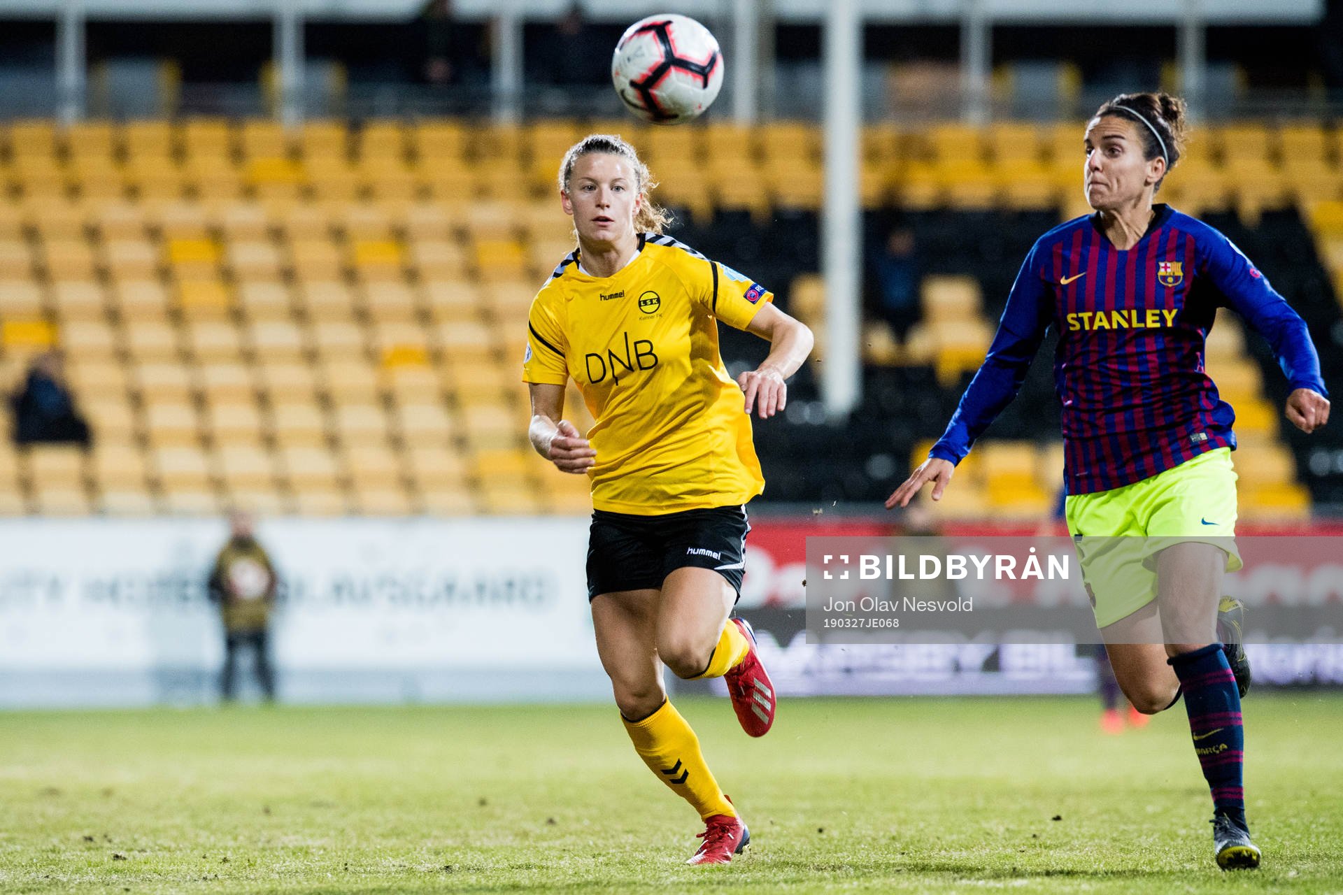 Synne Skinnes Hansen of LSK Kvinner and Melanie Pérez of