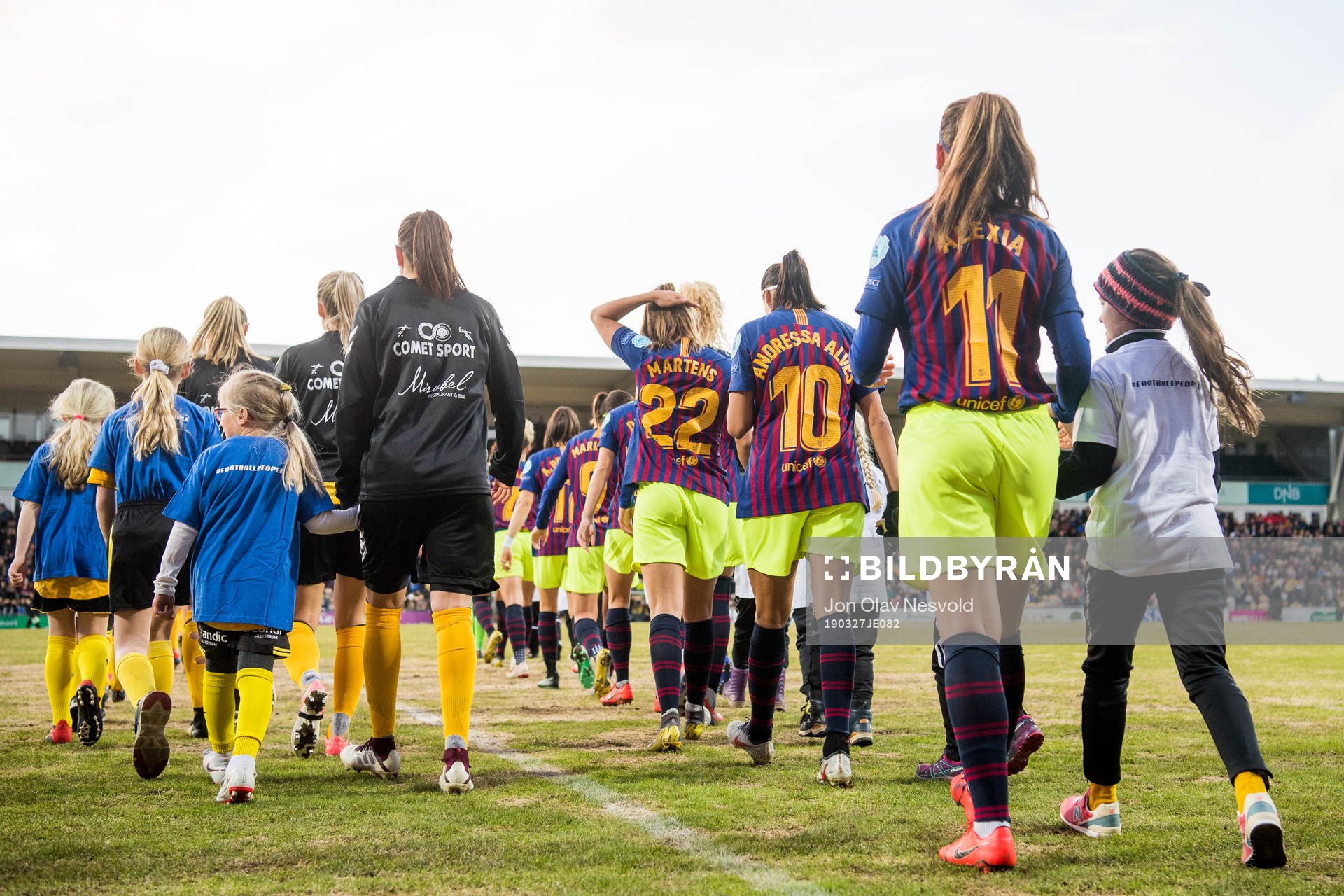 The players enter the pitch