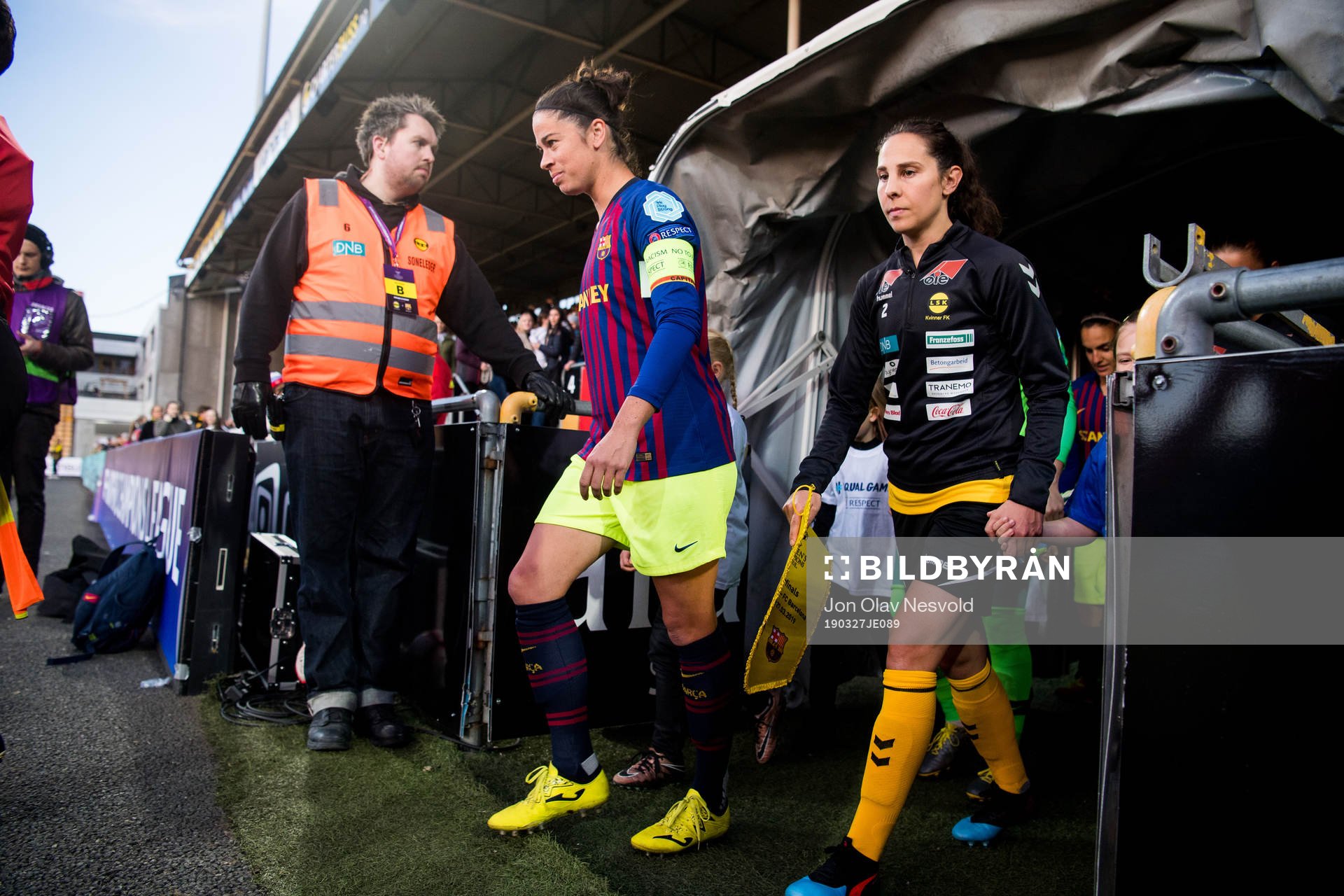 Marta of Barcelona and Ingrid Moe Wold of LSK Kvinner enter