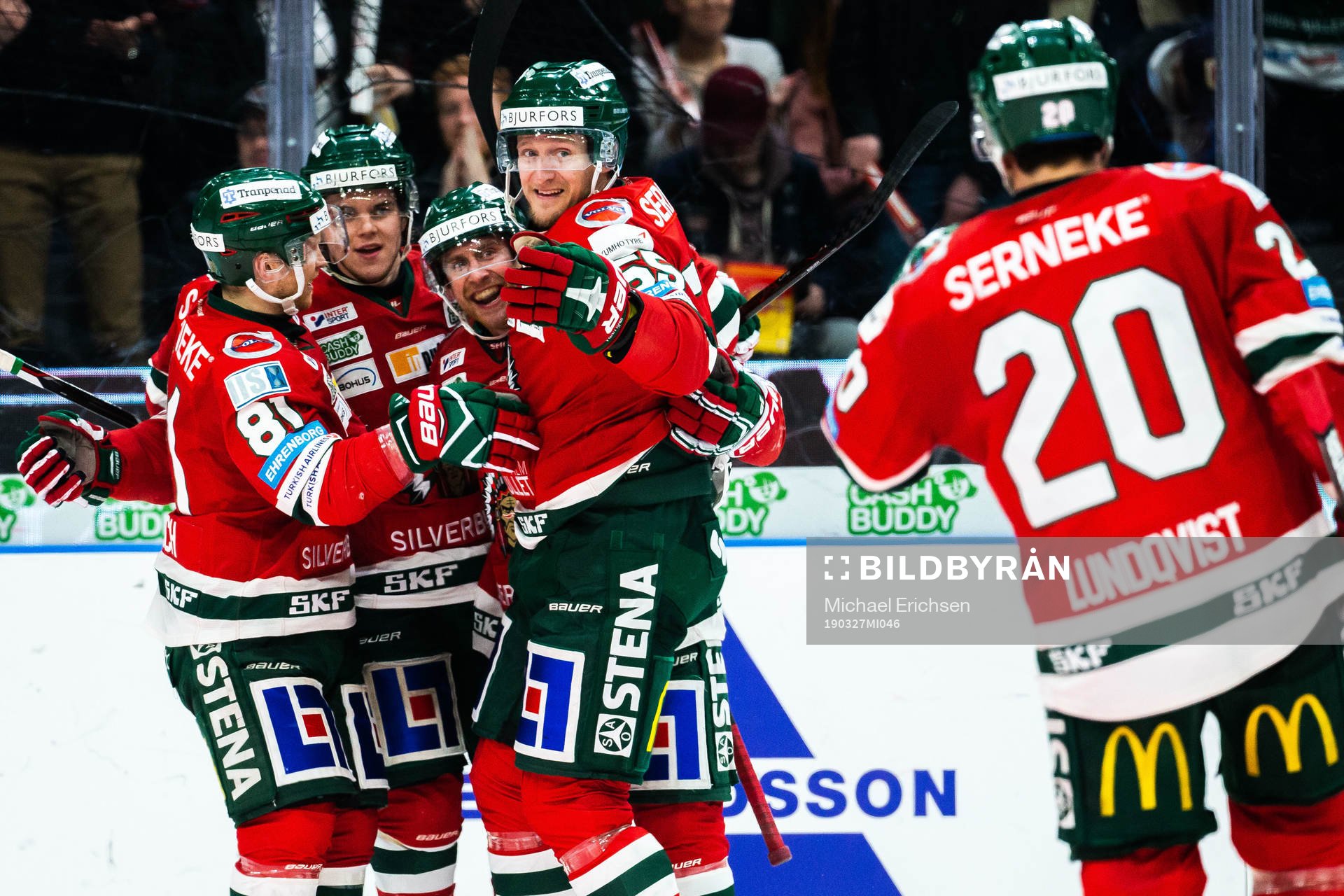 Frölundas Chay Genoway jublar med lagkamrater