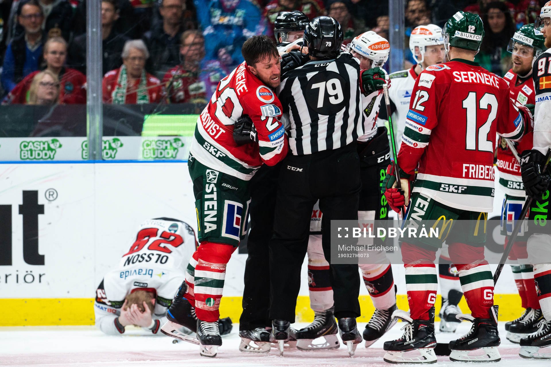 Malmö Redhawks Jens Olsson har ont medan Frölundas Joel