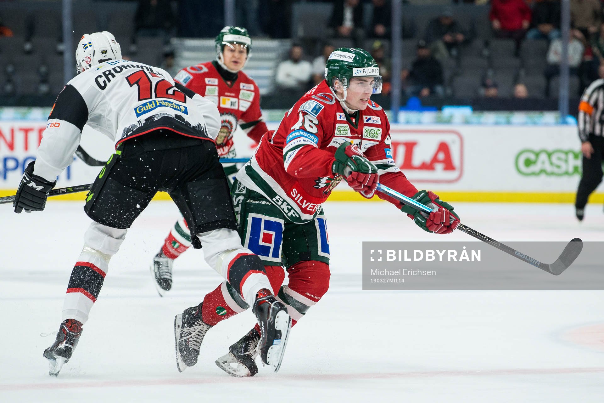 Malmö Redhawks Linus Cronholm tacklar Frölundas Oliwer