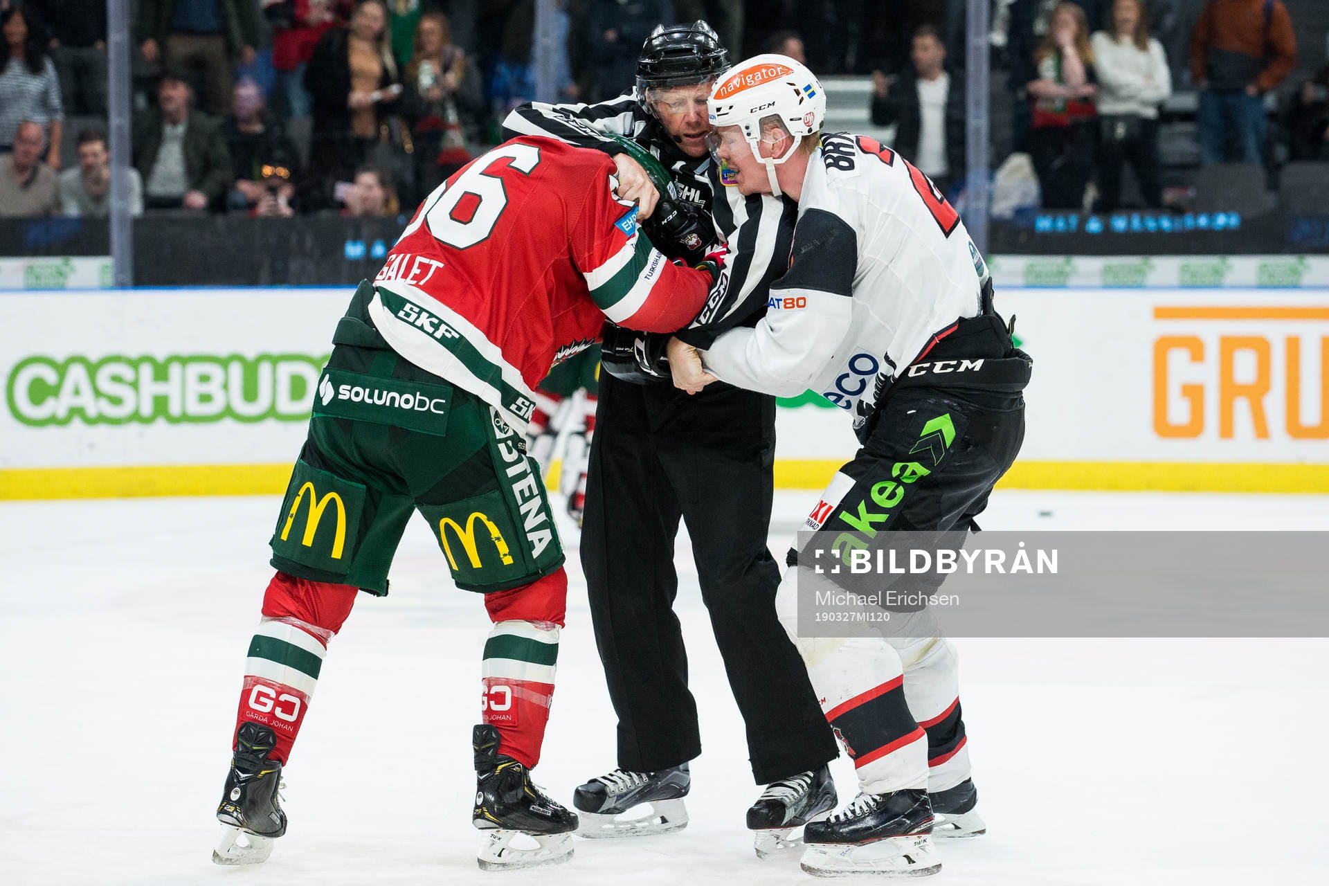 Linjedomare Henrik Pihlblad försöker sära på Frölundas