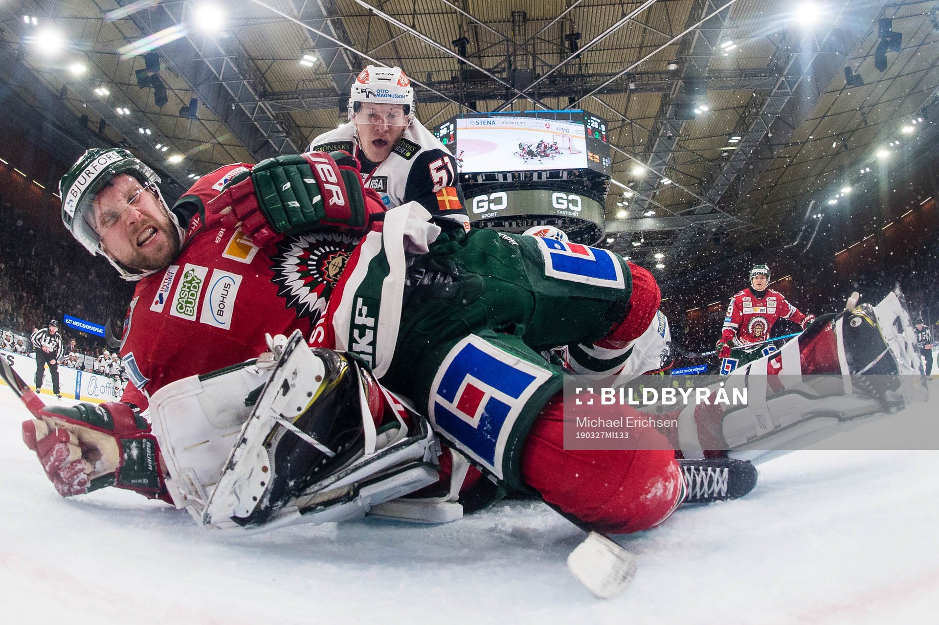 Frölundas Viktor Ekbom faller över sin målvakt Johan