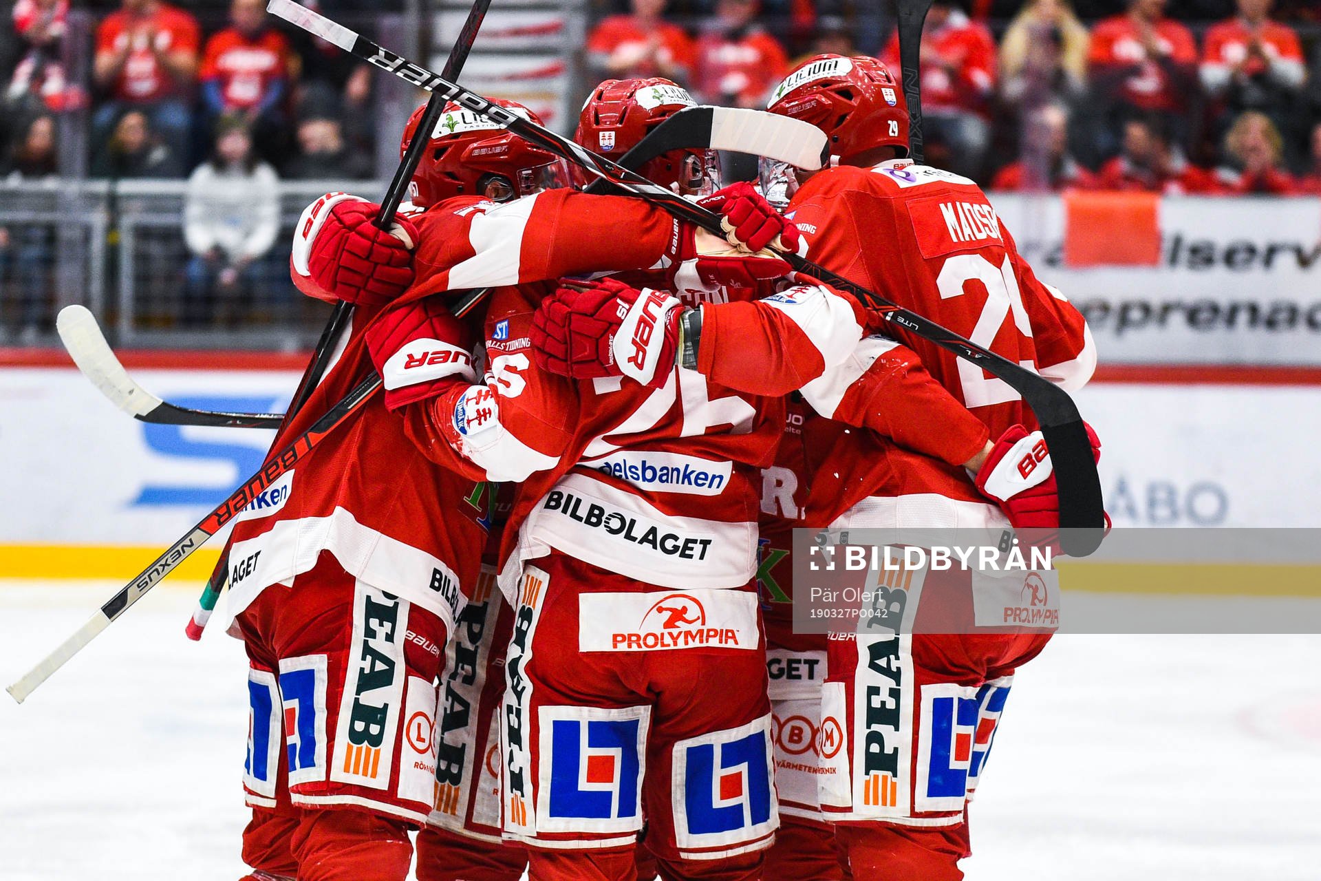 Timrås Hampus Larsson jublar med lagkamrater