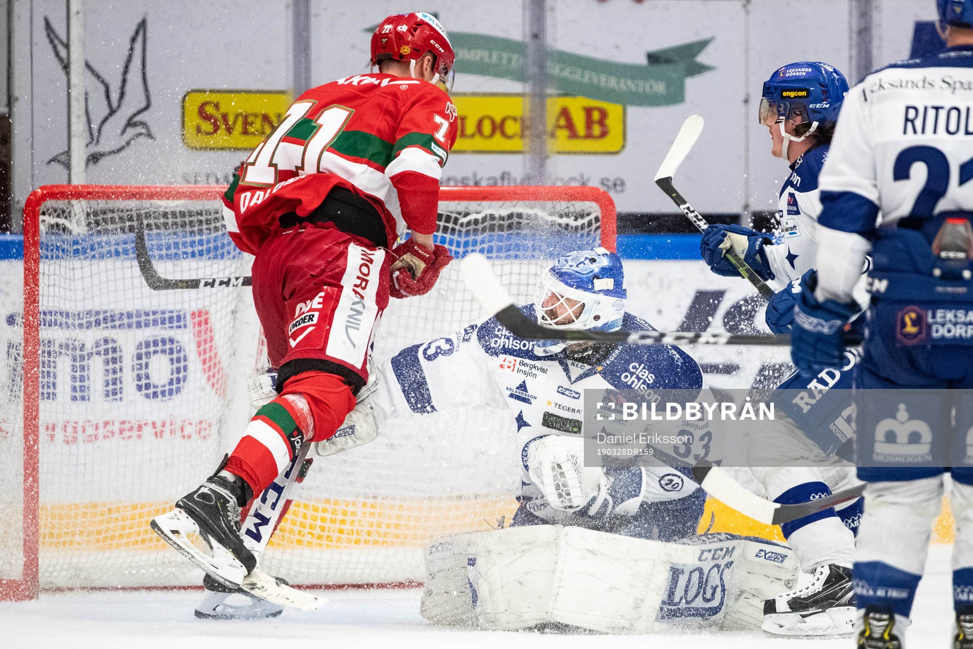 Moras Alexander Hilmerson framför Leksands målvakt Axel