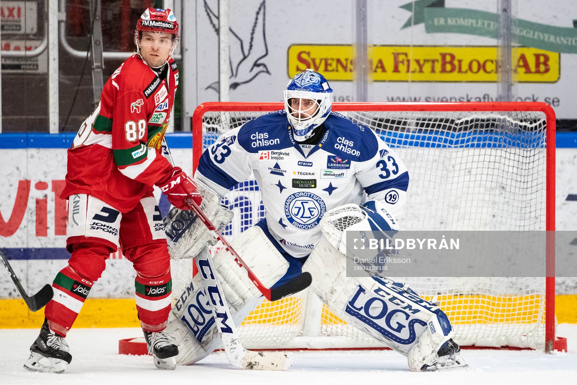 Moras Spencer Abbott och Leksands målvakt Axel Brage