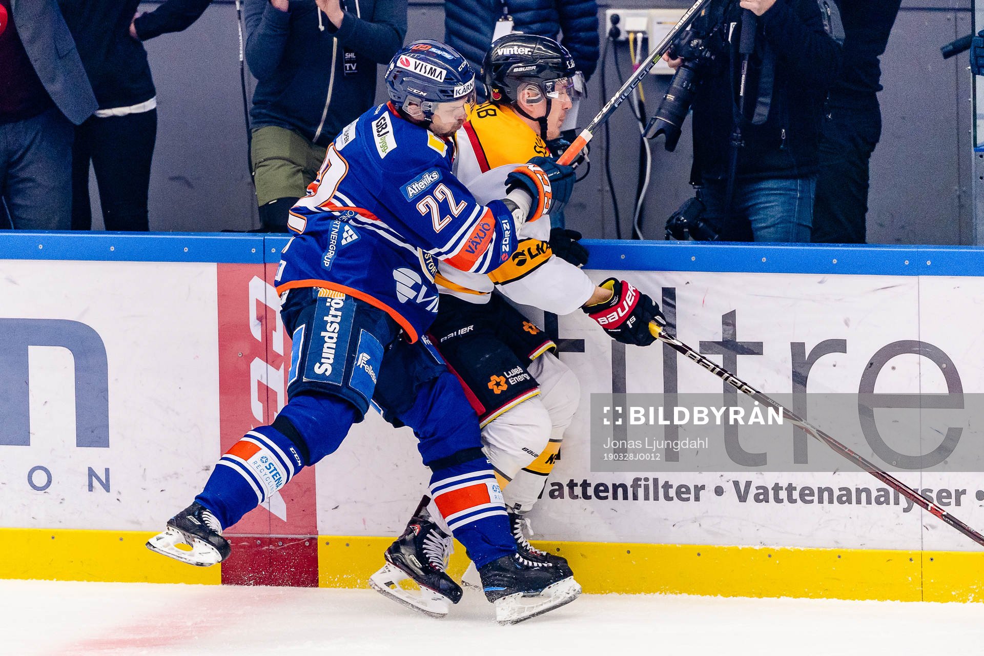 Växjös Janne Pesonen tacklar Luleås Joonas Jalvanti