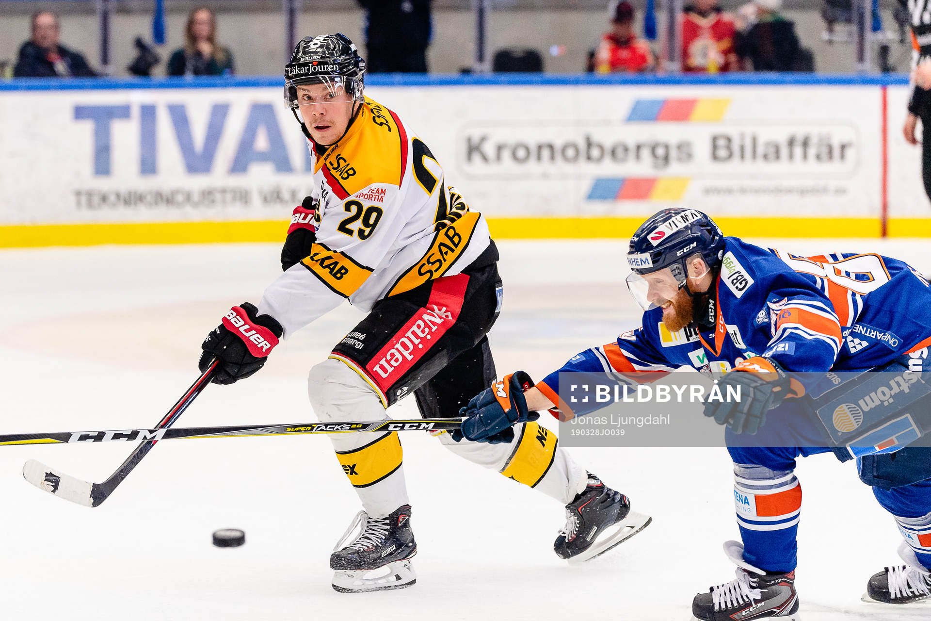 Luleås Erik Gustafsson jagas av Växjös Liam Reddox