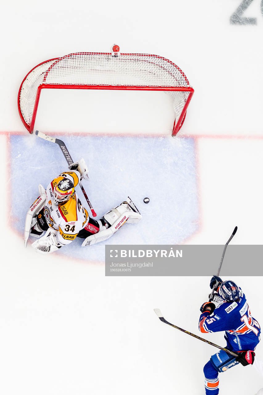 Växjös Dominik Bokk gör mål 3-2 bakom Luleås målvakt