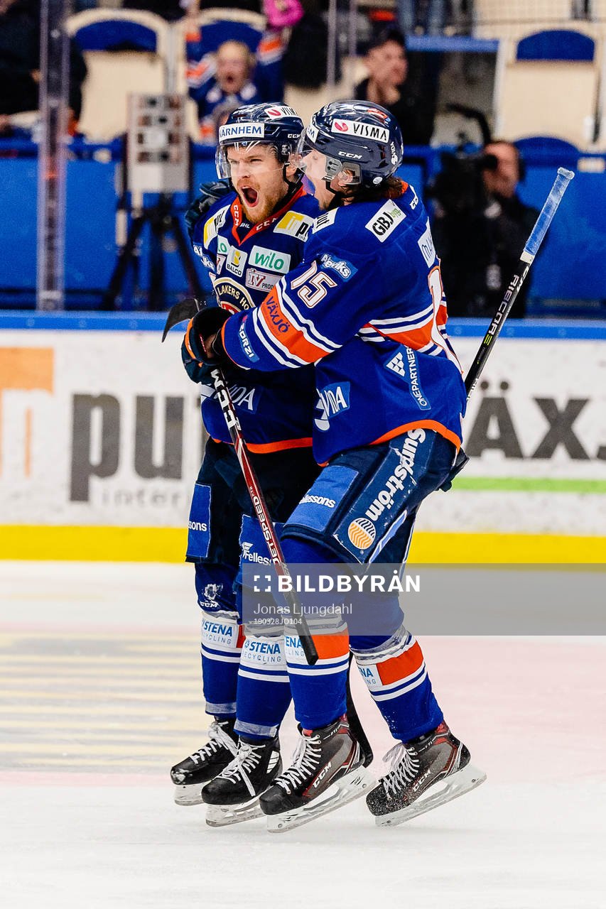 Växjös Brendan Shinnimin och Dominik Bokk jublar