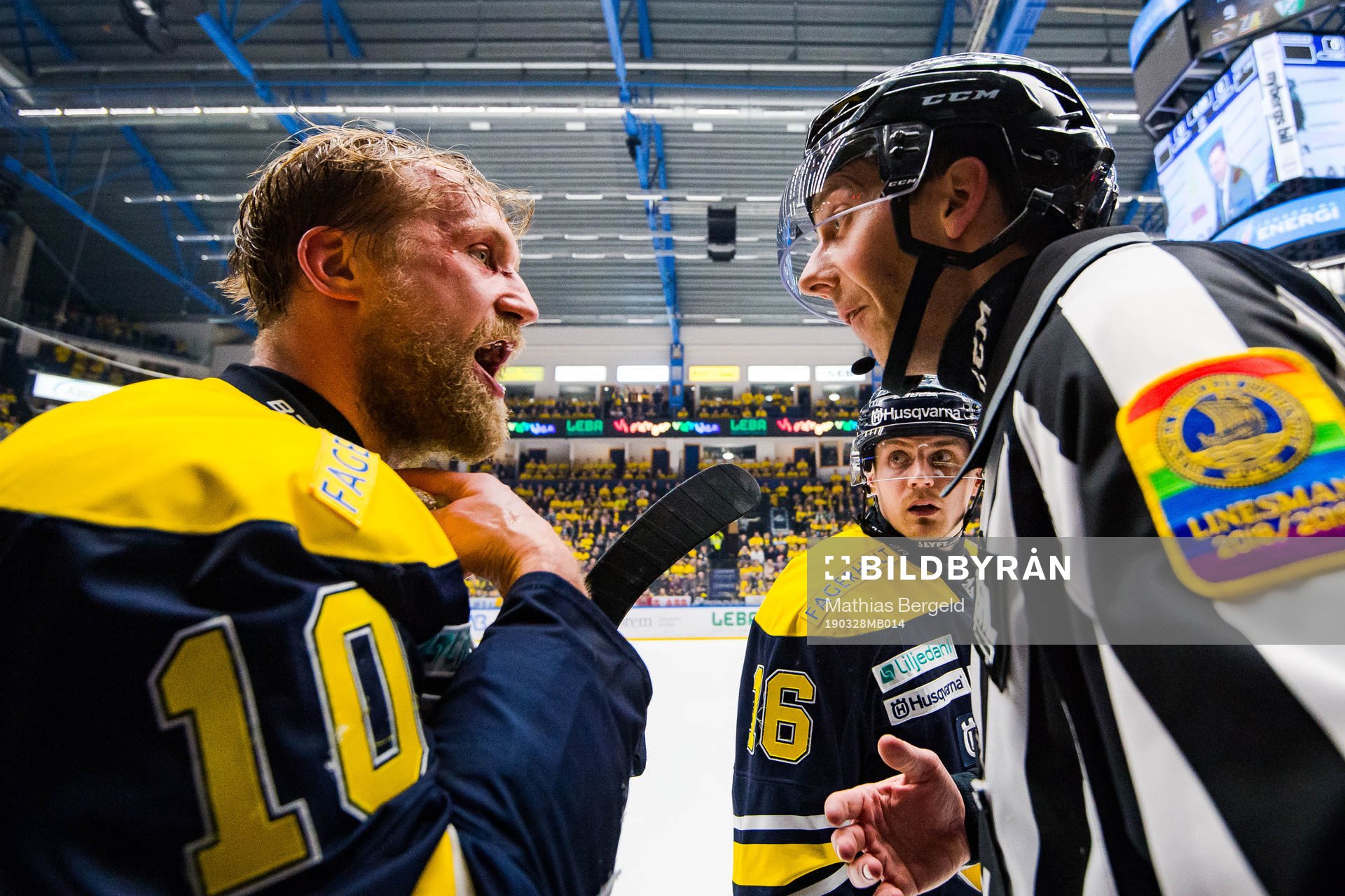 s Martin Thörnberg diskuterar med linjedomaren Andreas