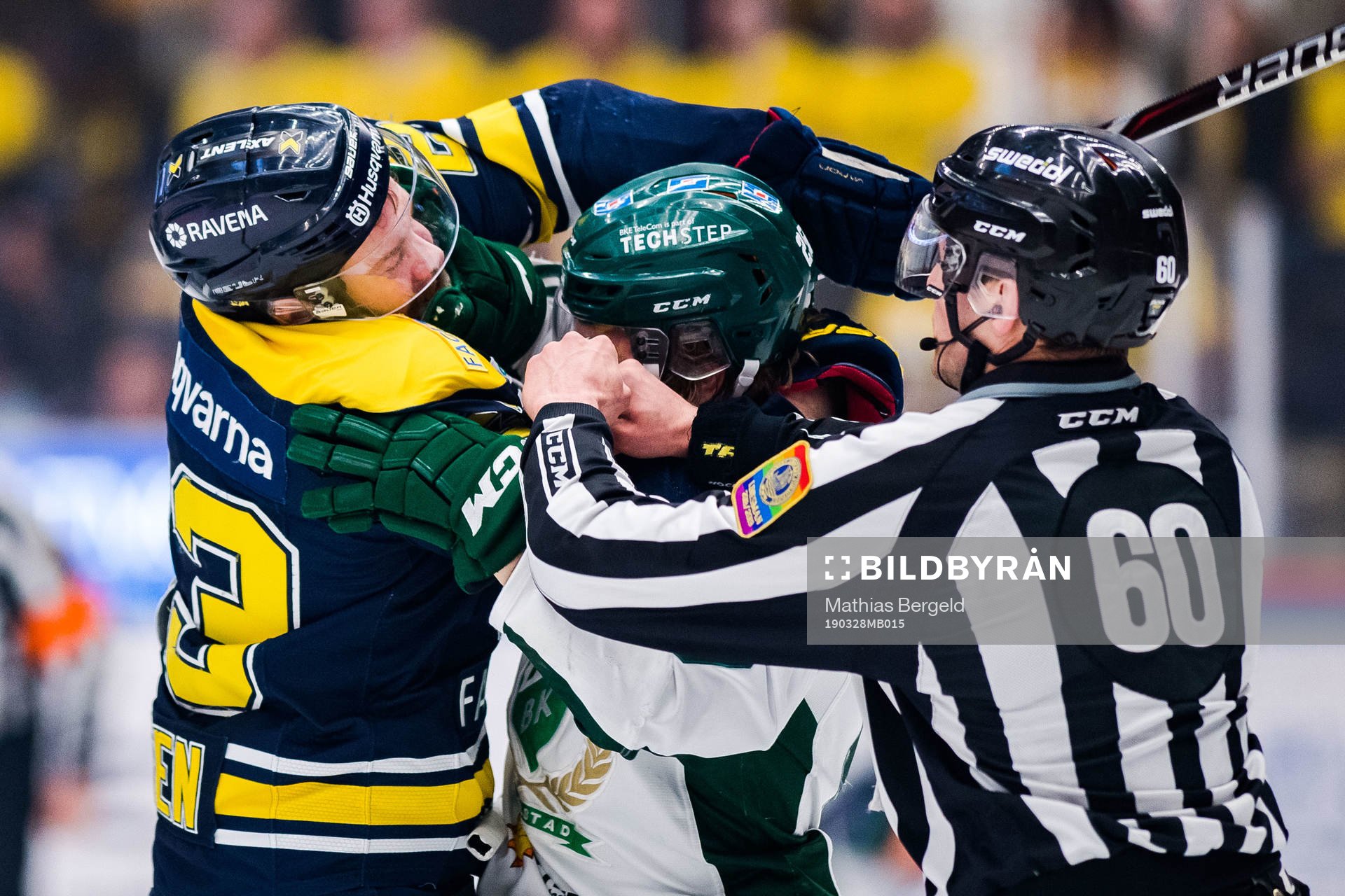 s Robin Figren och Färjestads Oskar Steen i bråk