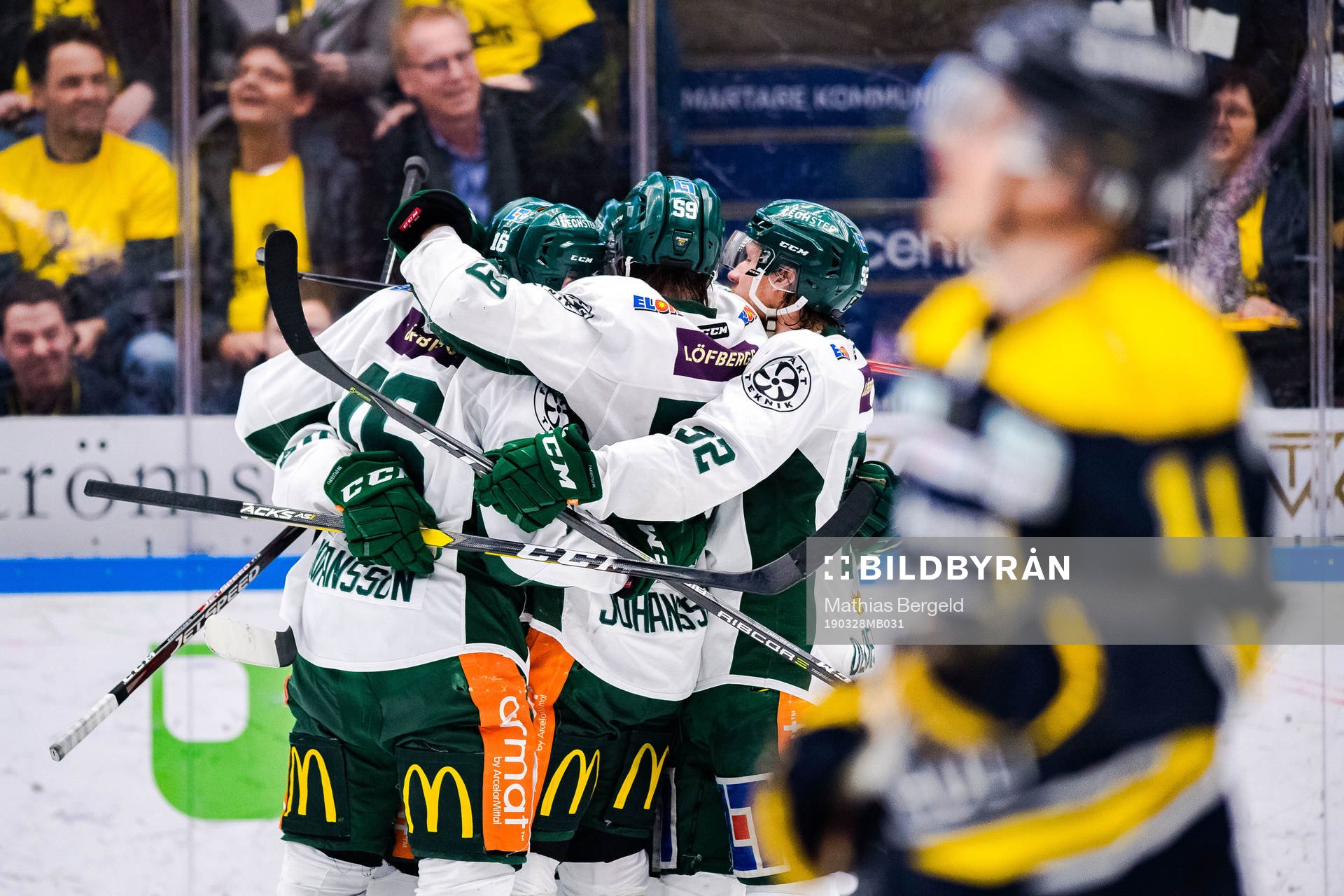 Färjestads Jesse Virtanen jublar med lagkamrater