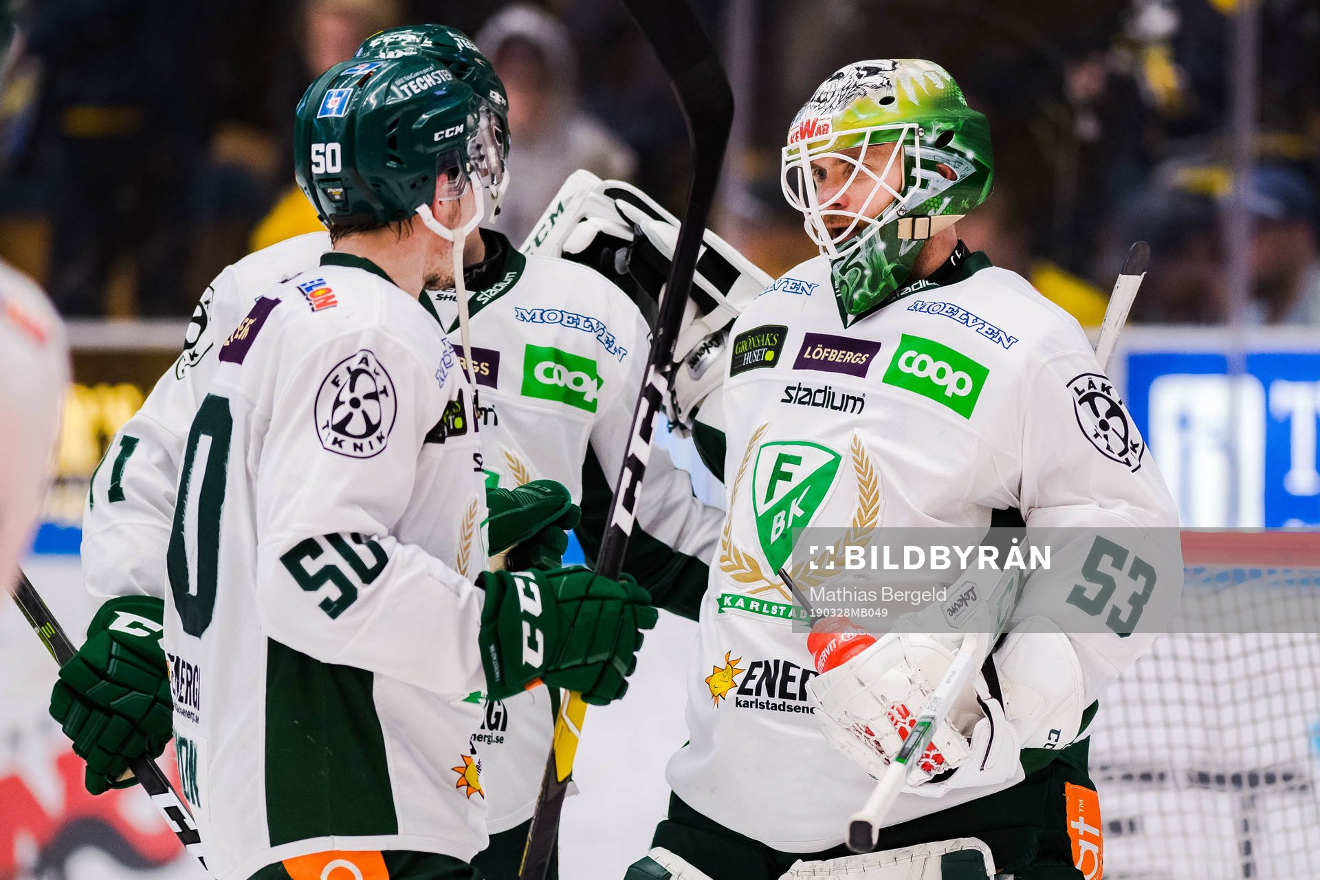 Färjestads målvakt Markus Svensson jublar med lagkamrater