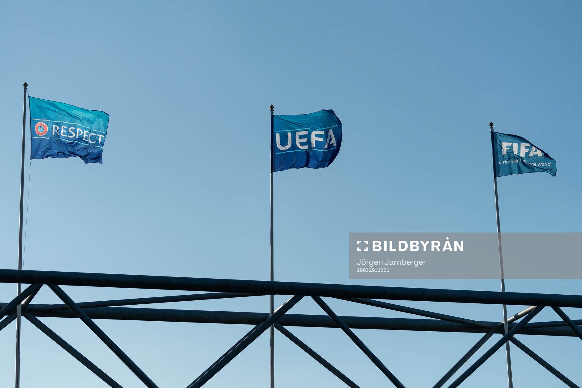UEFA, FIFA och Respect flaggorna