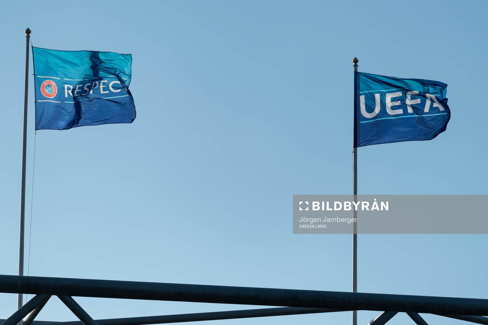 UEFA och Respect flaggorna