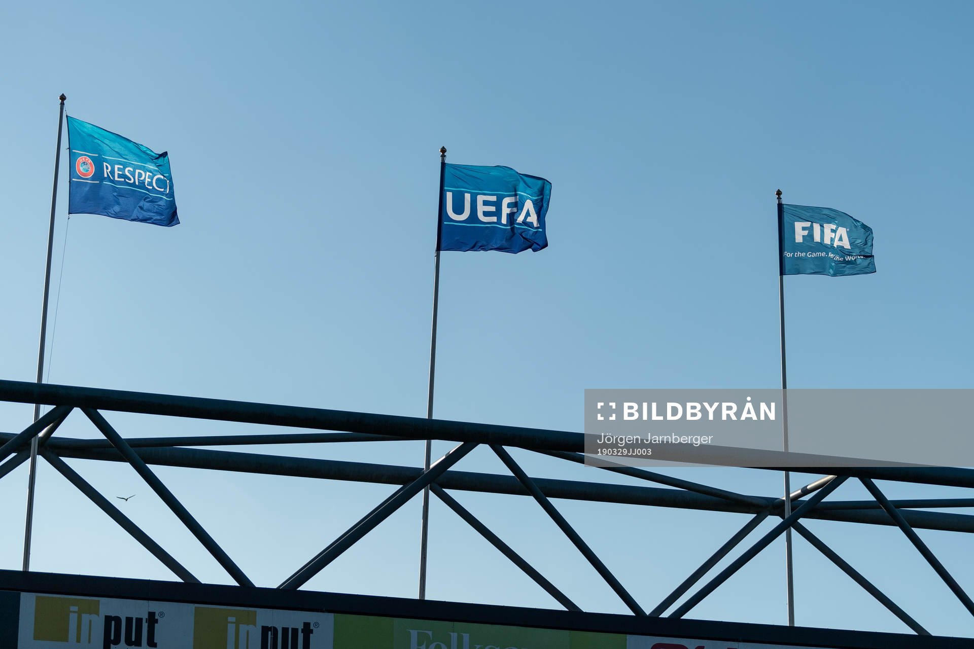 UEFA, FIFA och Respect flaggorna