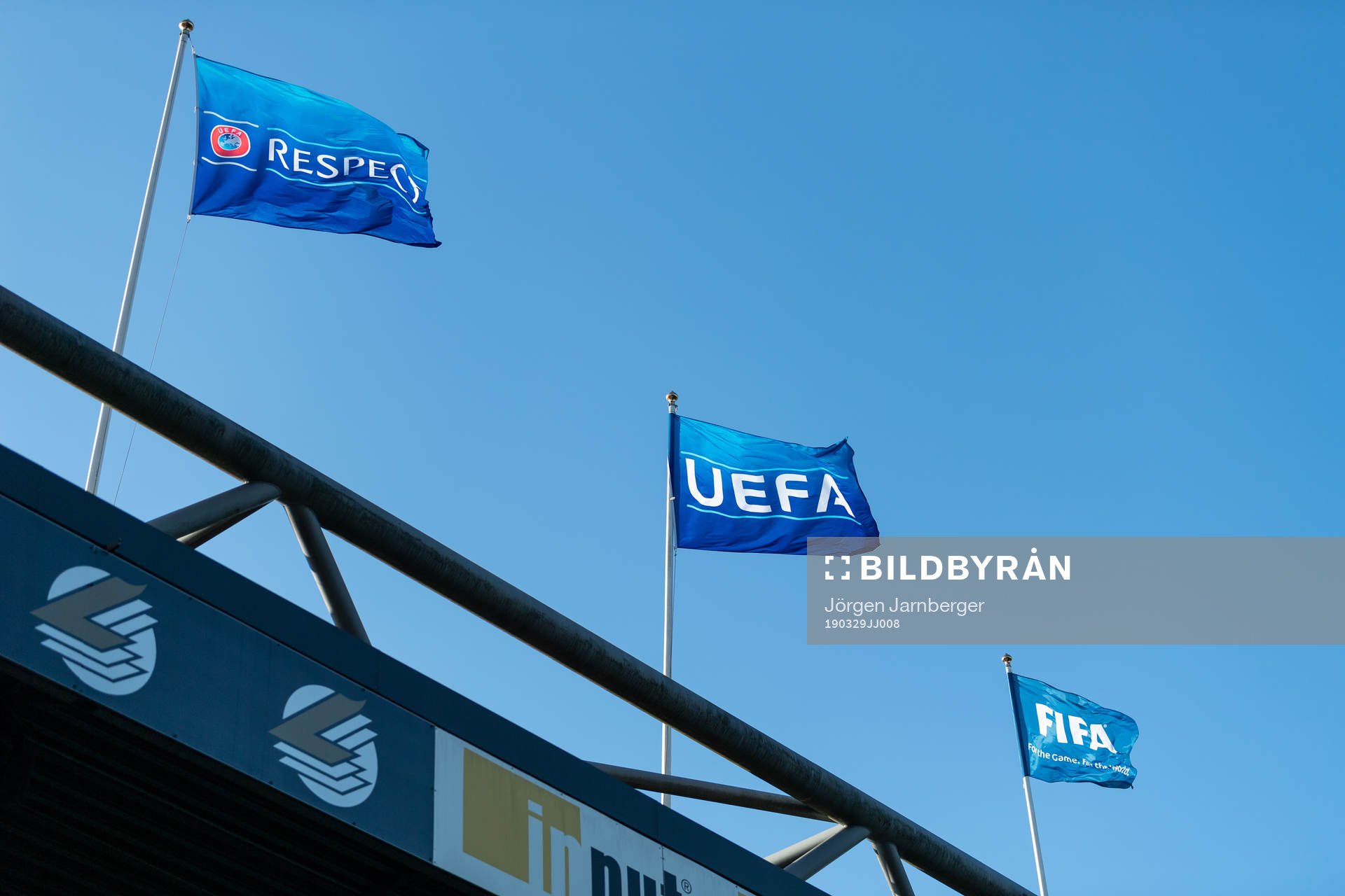 UEFA, FIFA och Respect flaggorna