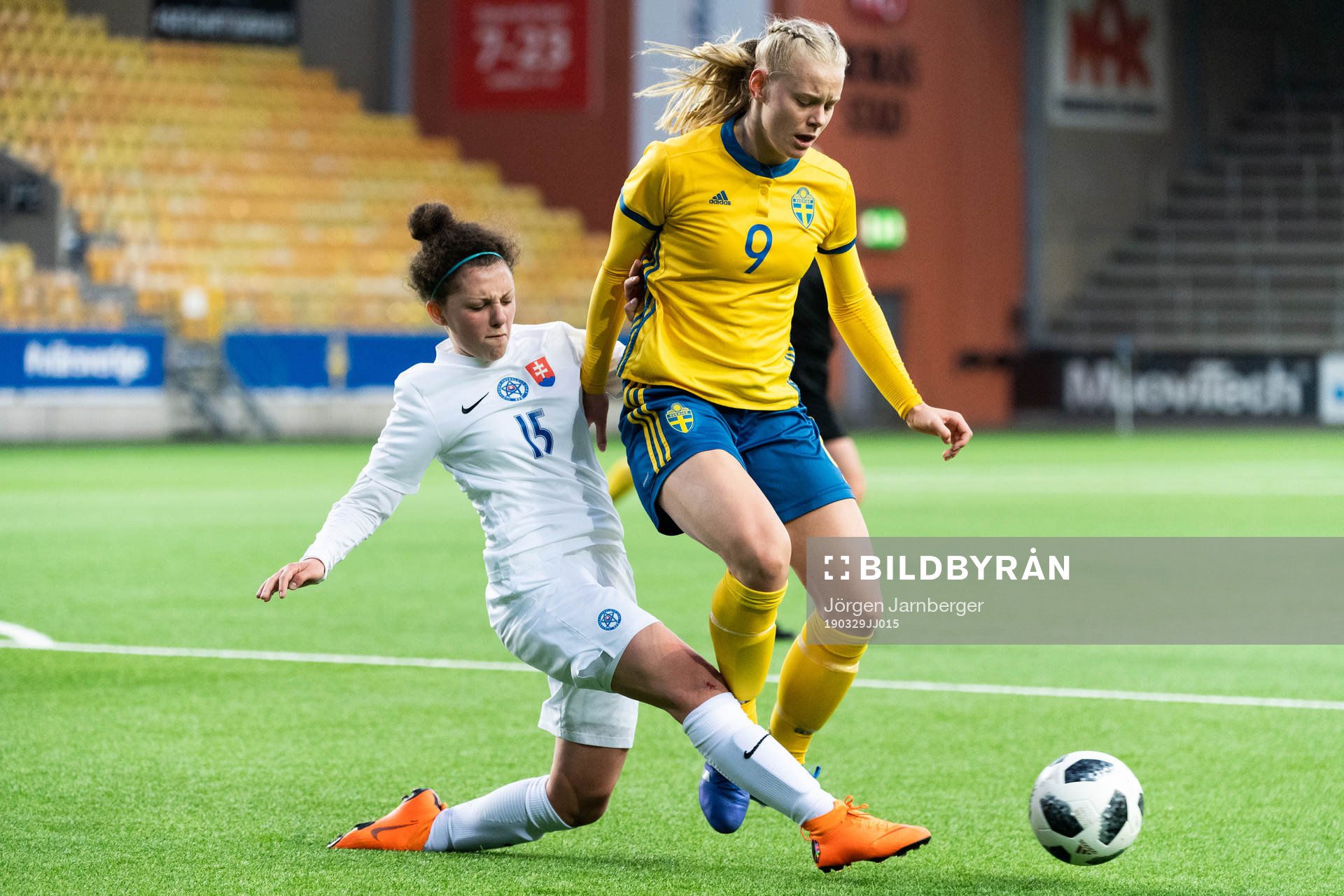 Sveriges Nina Koppang och Slovakiens Viktoria Tkacikova under landskampen i fotboll F17 Elite Round mellan Slovakien och Sverige den 29 mars 2019 i Borås.