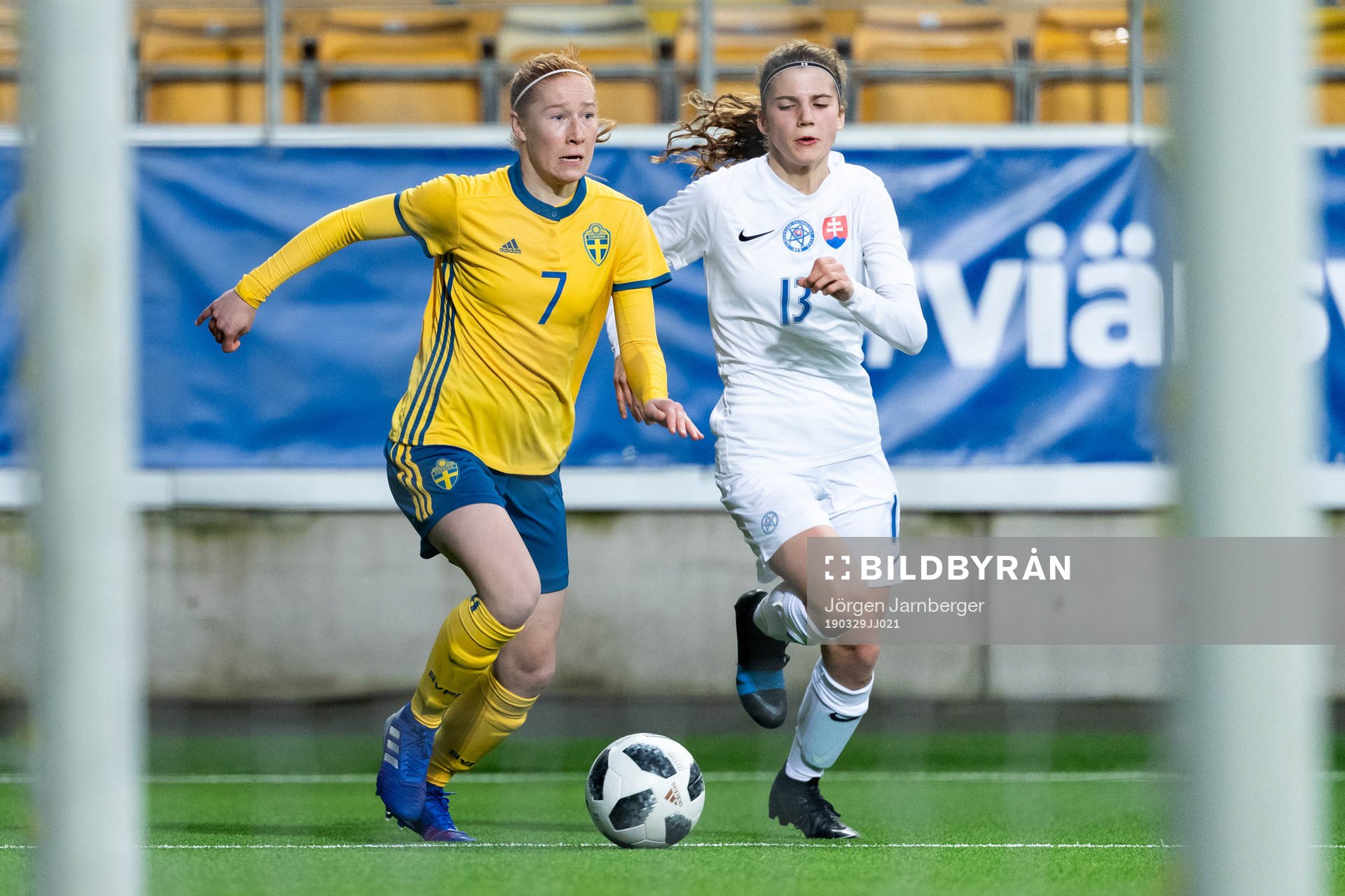 Sveriges Tilde Johansson och Slovakiens Tereza Mrockova under landskampen i fotboll F17 Elite Round mellan Slovakien och Sverige den 29 mars 2019 i Borås.