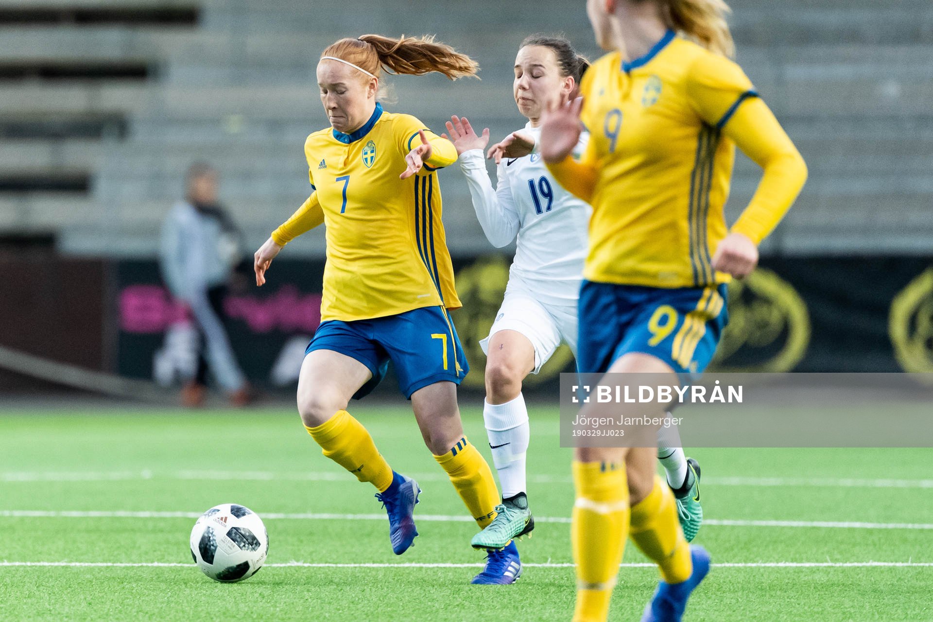 Sveriges Tilde Johansson och Slovakiens Nikol Mazuchova under landskampen i fotboll F17 Elite Round mellan Slovakien och Sverige den 29 mars 2019 i Borås.