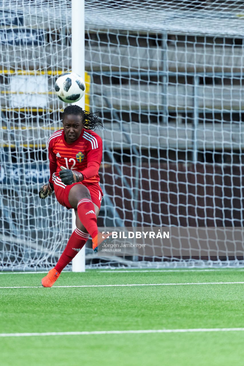Sveriges målvakt Angel Mukasa