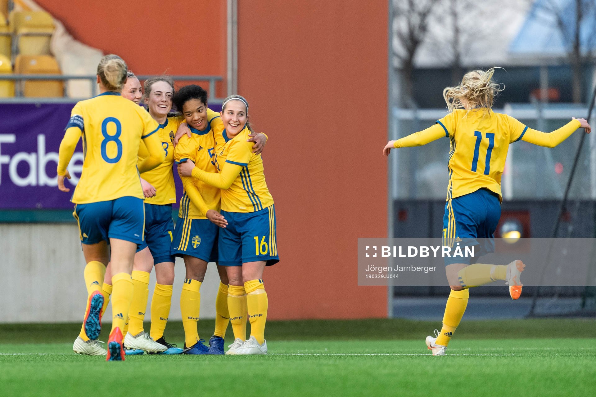 Sveriges Evelina Duljan jublar tillsammans med Matilda Eriksson Kristell och Felicia Saving efter att gjort 0-1 under landskampen i fotboll F17 Elite Round mellan Slovakien och Sverige den 29 mars 2019 i Borås.